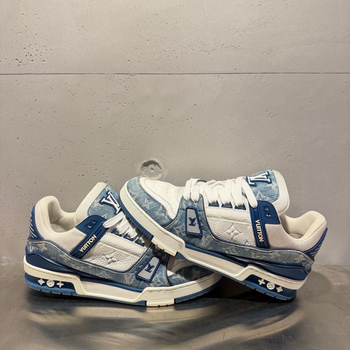 Louis Vuitton Louis Vuitton Trainer in white and blue jeans Size US 9.5 / EU 42-43 - 7 Thumbnail