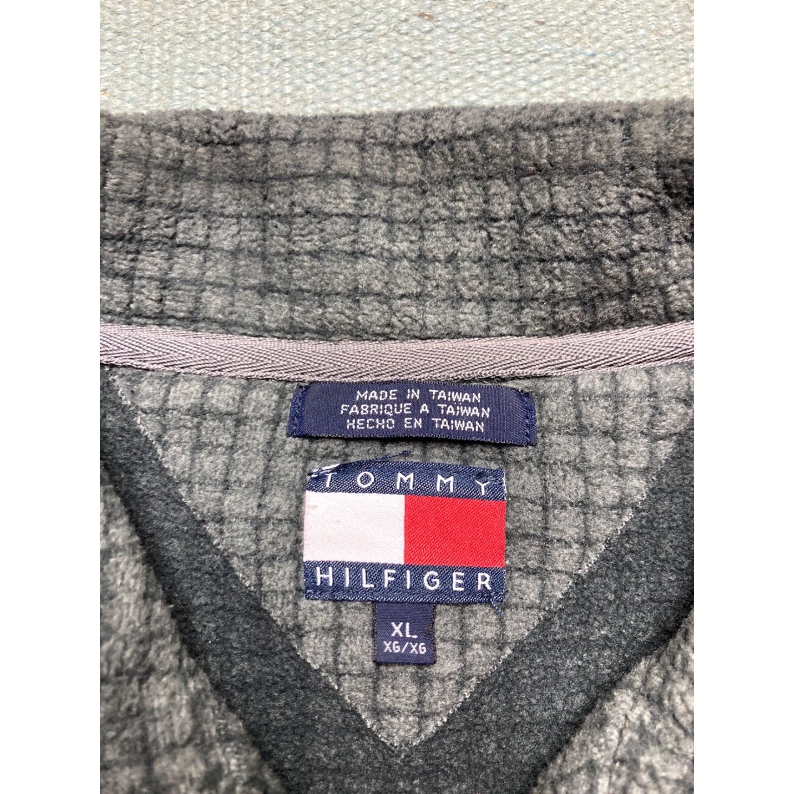 Tommy Hilfiger VINTAGE Tommy Hilfiger 1/4 Zip Gridded Fleece Pullover Sweater Sweatshirt Gray XL Mens Size US XL / EU 56 / 4 - 6 Thumbnail
