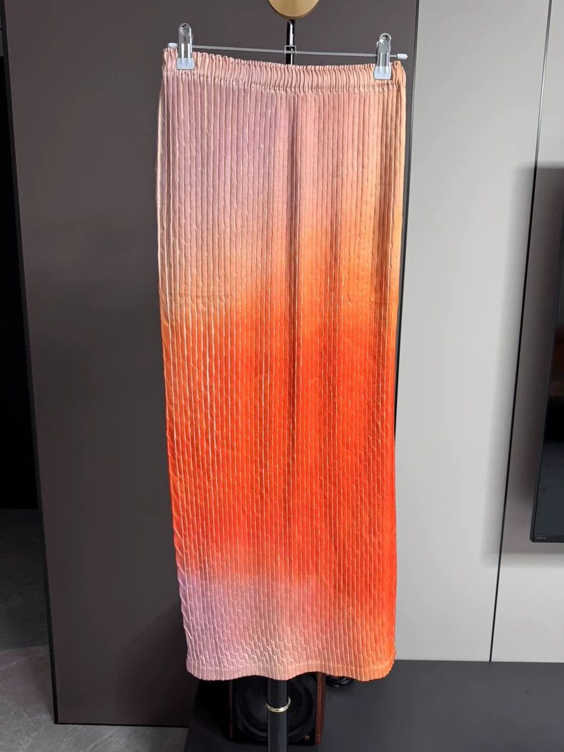 Issey Miyake Issey Miyake size:2 Orange large fish-scale gradient pleat Size 22" - 2 Thumbnail