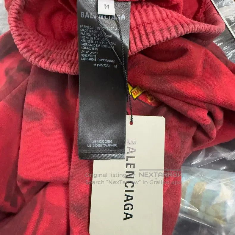 Balenciaga Balenciaga size M Red Manchester United graffiti mud-dyed Size US 27 - 2 Thumbnail