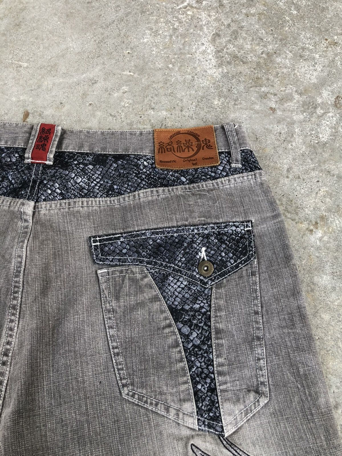 Karakuri Tamashii Karakuri Tamashii Embroidered Jeans Distressed Size US 38 / EU 54 - 19 Thumbnail