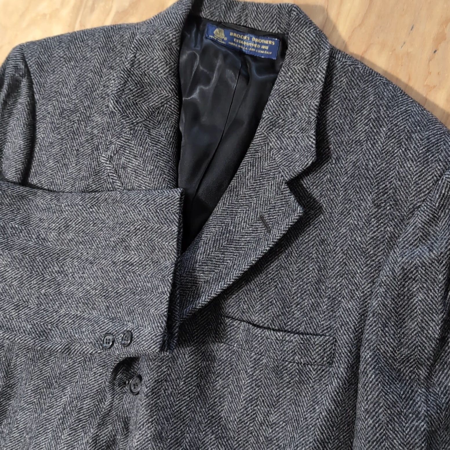 Brooks Brothers VINTAGE Brooks Brothers Charcoal Gray Tweed Herringbone 45L Blazer Single-Breasted 3-Button USA Mens Size ONE SIZE - 2 Thumbnail