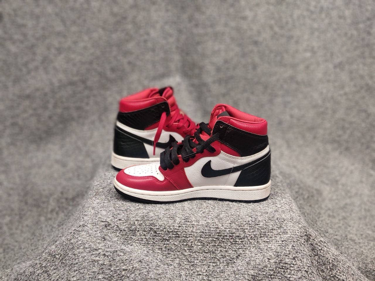 Nike Nike Air Jordan 1 Retro High OG Satin Red Leather sneaker Size US 5.5 / IT 35.5 - 12 Thumbnail