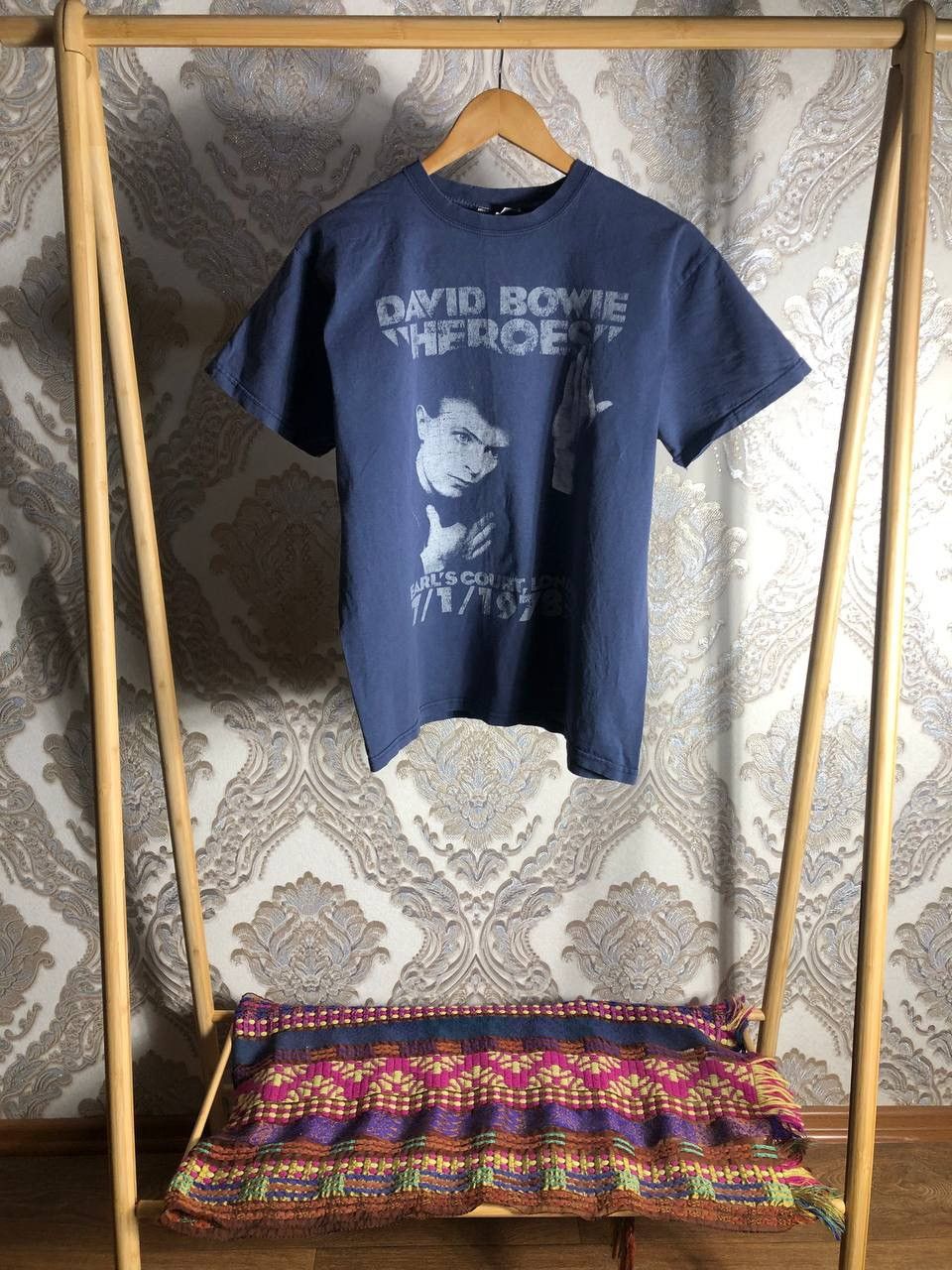 Band Tees VINTAGE DAVID BOWIE HEROES ROCK T-SHIRT RETRO METAL Y2K 90s Size US L / EU 52-54 / 3 - 1 Thumbnail