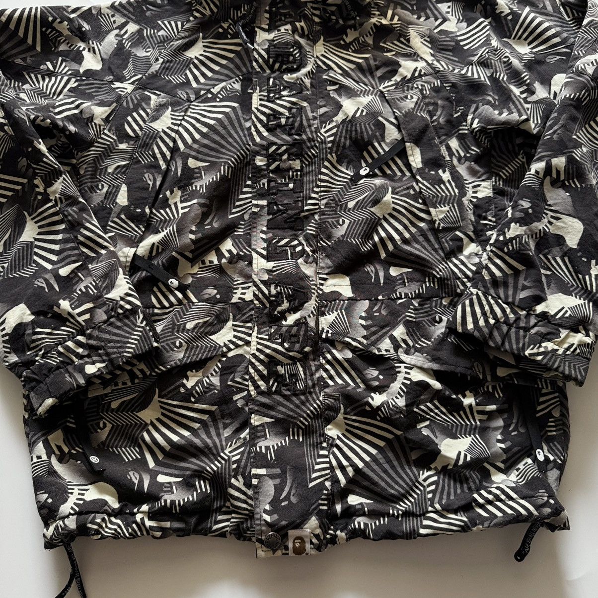 Bape BAPE Dazzle Camo Snowboard Jacket Rare Monochromatic Pattern Size US M / EU 48-50 / 2 - 11 Thumbnail