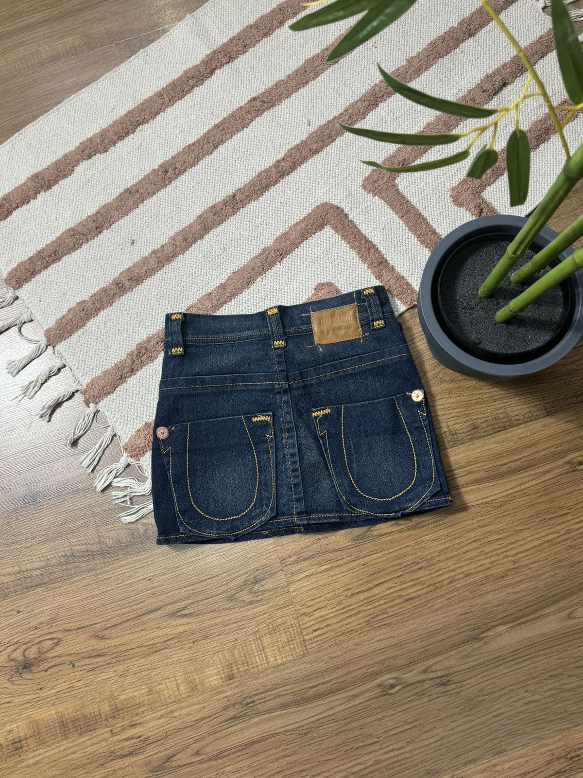 True Religion TRUE RELIGION DENIM CONTRAST STITCH MINI SKIRT Size 26" / US 2 / IT 38 - 1 Thumbnail