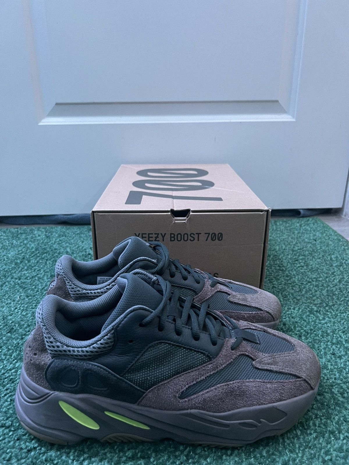 Yeezy Yeezy 700 Size US 10.5 / EU 43-44 - 2 Thumbnail