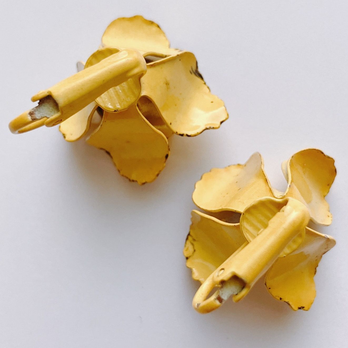 Vintage VTG Mid Century Clip On Earrings Yellow Enamel Flower 1950s Size ONE SIZE - 10 Thumbnail