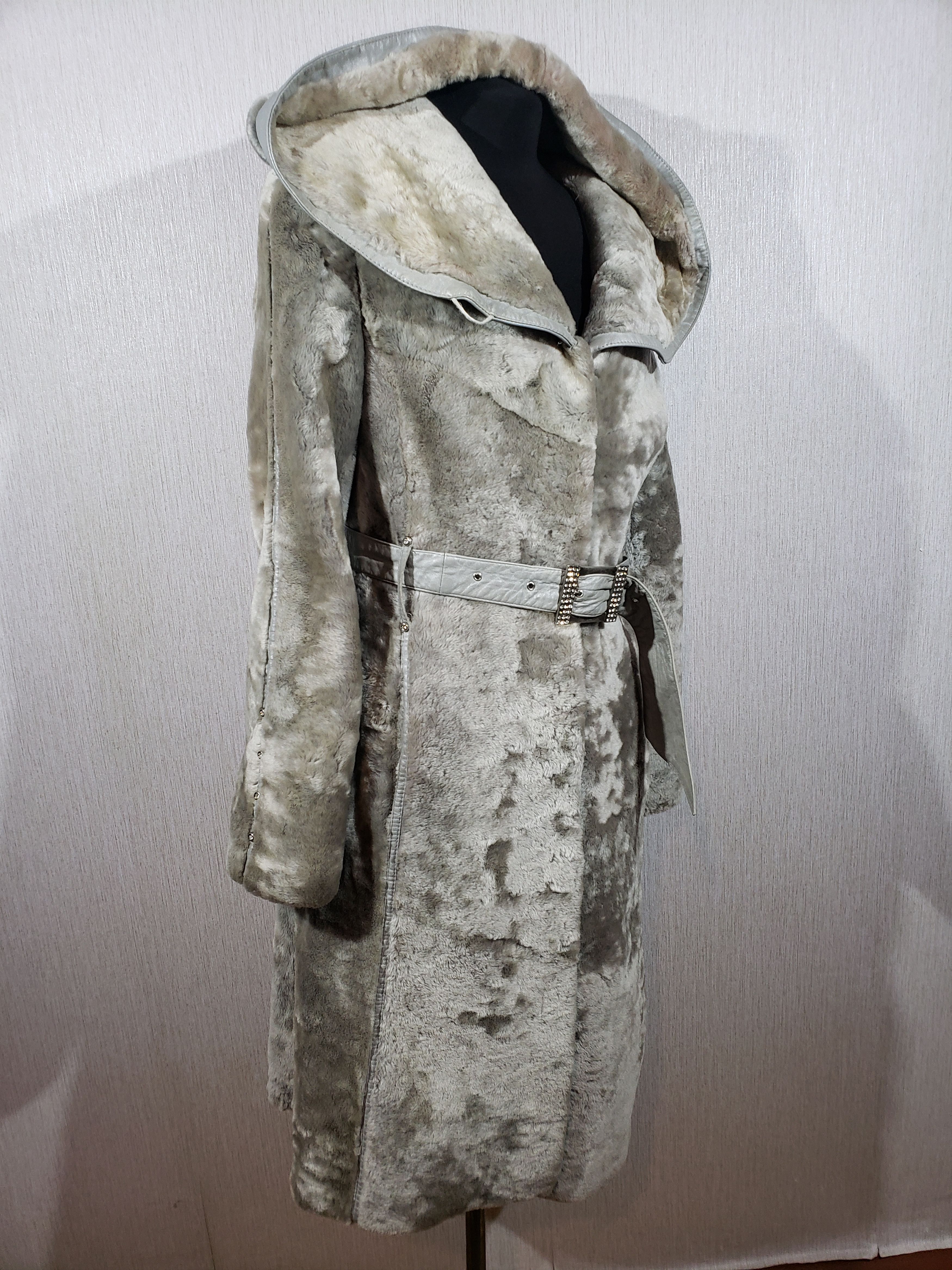 Other onderful women's sheepskin coat with a luxurious fur hood. Size L / US 10 / IT 46 - 3 Thumbnail