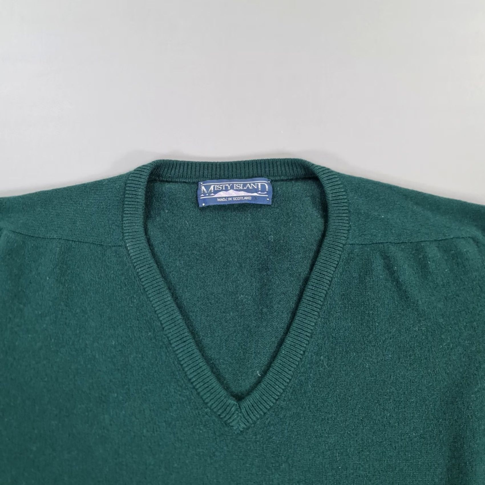 Vintage Misty Island Jumper Mens Green XL 100% Cashmere V-Neck Pullover Elbow Patches Scotland Vintage Size US XL / EU 56 / 4 - 2 Thumbnail
