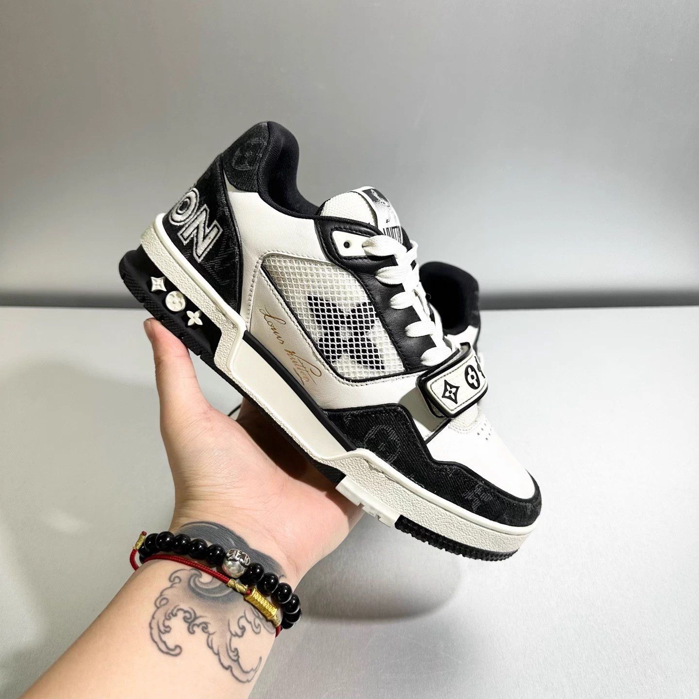 Louis Vuitton LV Black & White Velcro 5/39 Worn Once Size US 6 / EU 39 - 9 Thumbnail
