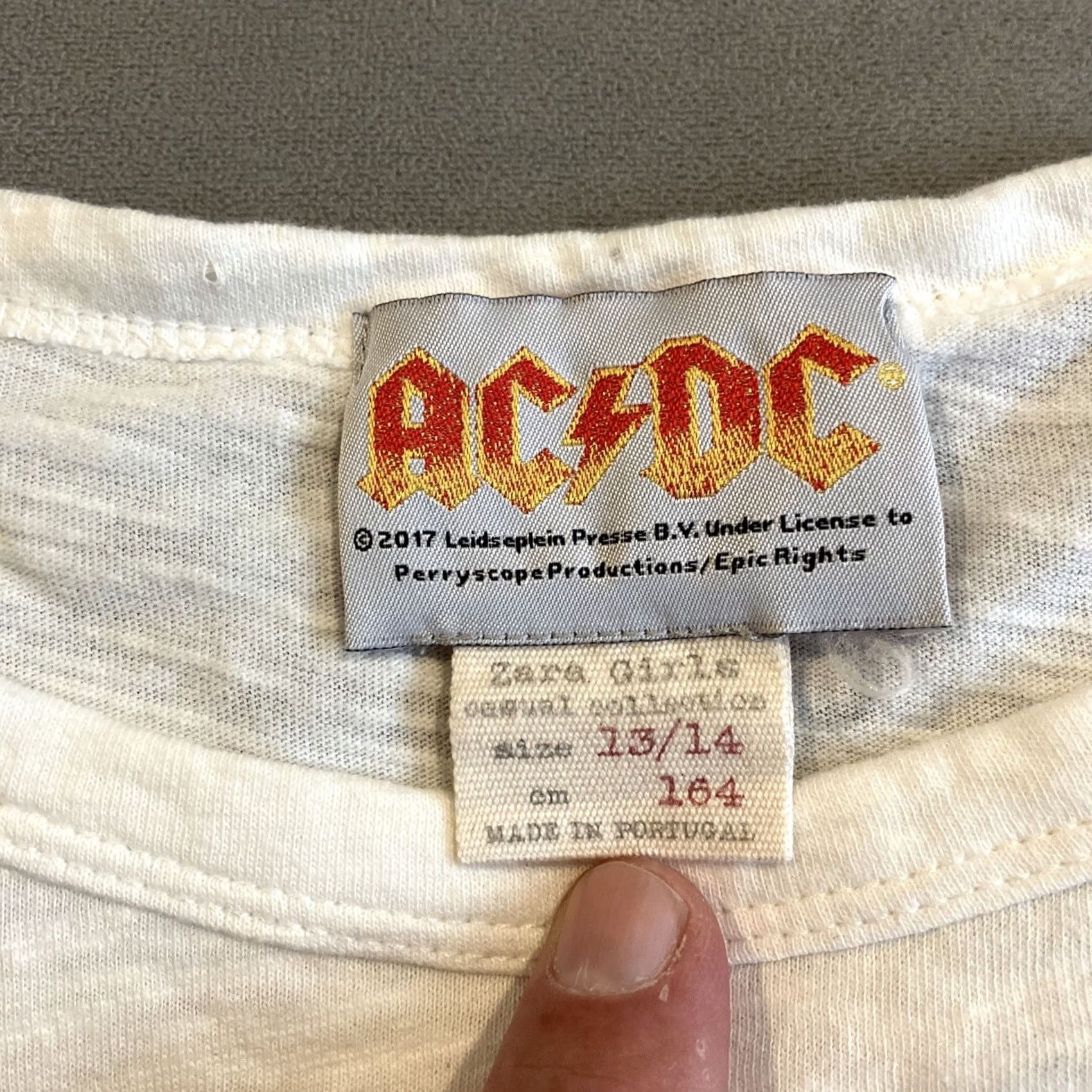 Zara AC/DC x ZARA 1979 European Tour Crop Top T-Shirt Size 13/14 Teens Boys Girls Crew Neck Short Sleeve Cotton Ivory Logo Knit Vintage No? Size XL / US 12-14 / IT 48-50 - 3 Thumbnail