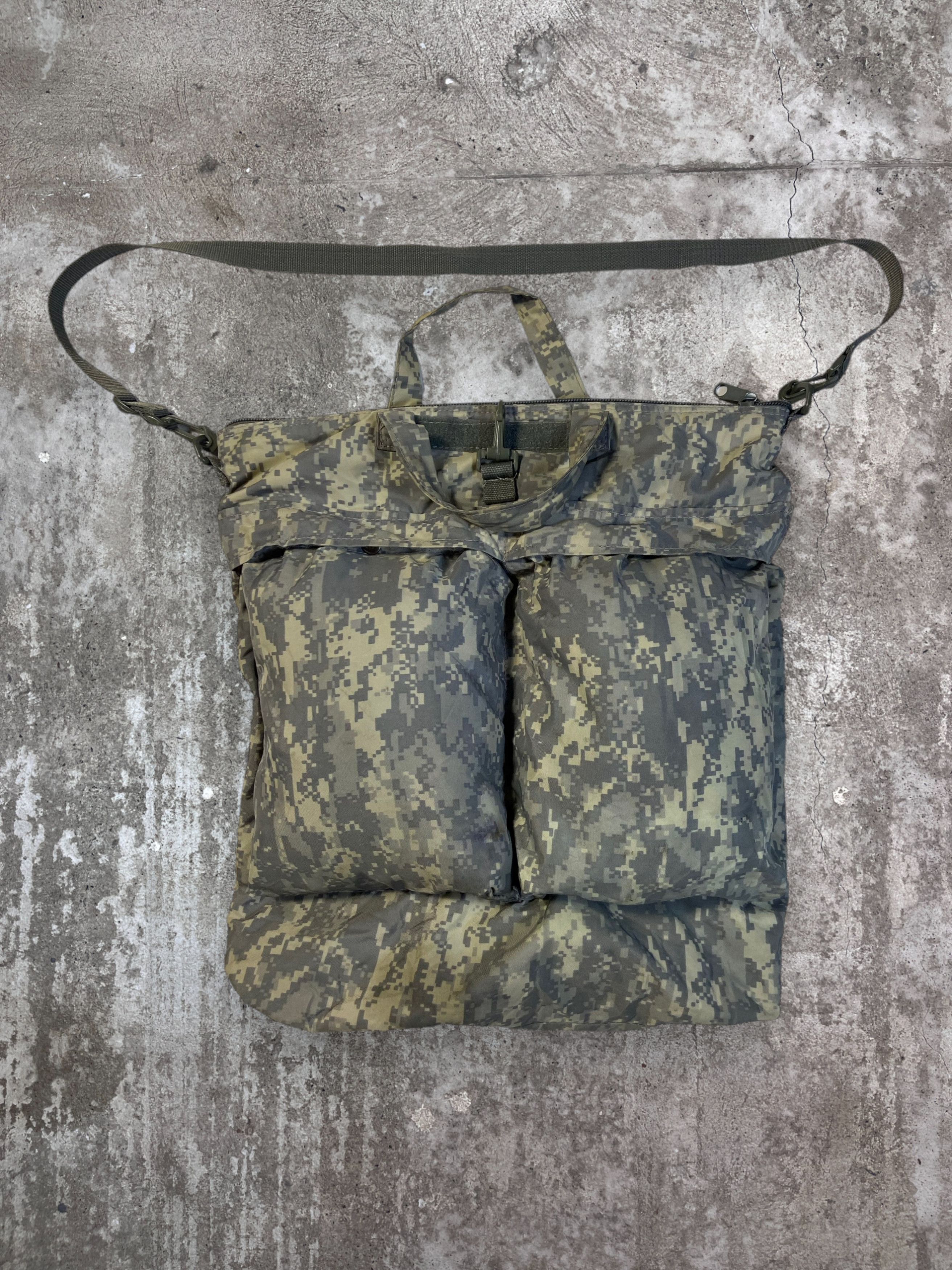 Japanese Brand 1990s MULTIPOCKET PARACHUTE ARCHIVE FLYING TOTE BAG - № 6043 Size ONE SIZE - 1 Thumbnail