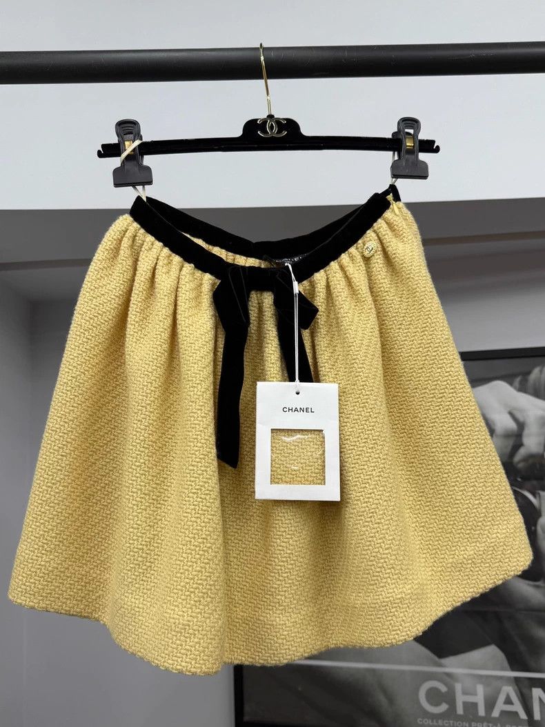Chanel Chanel Yellow tie-on skirt Size 42" / US 20 - 1 Thumbnail