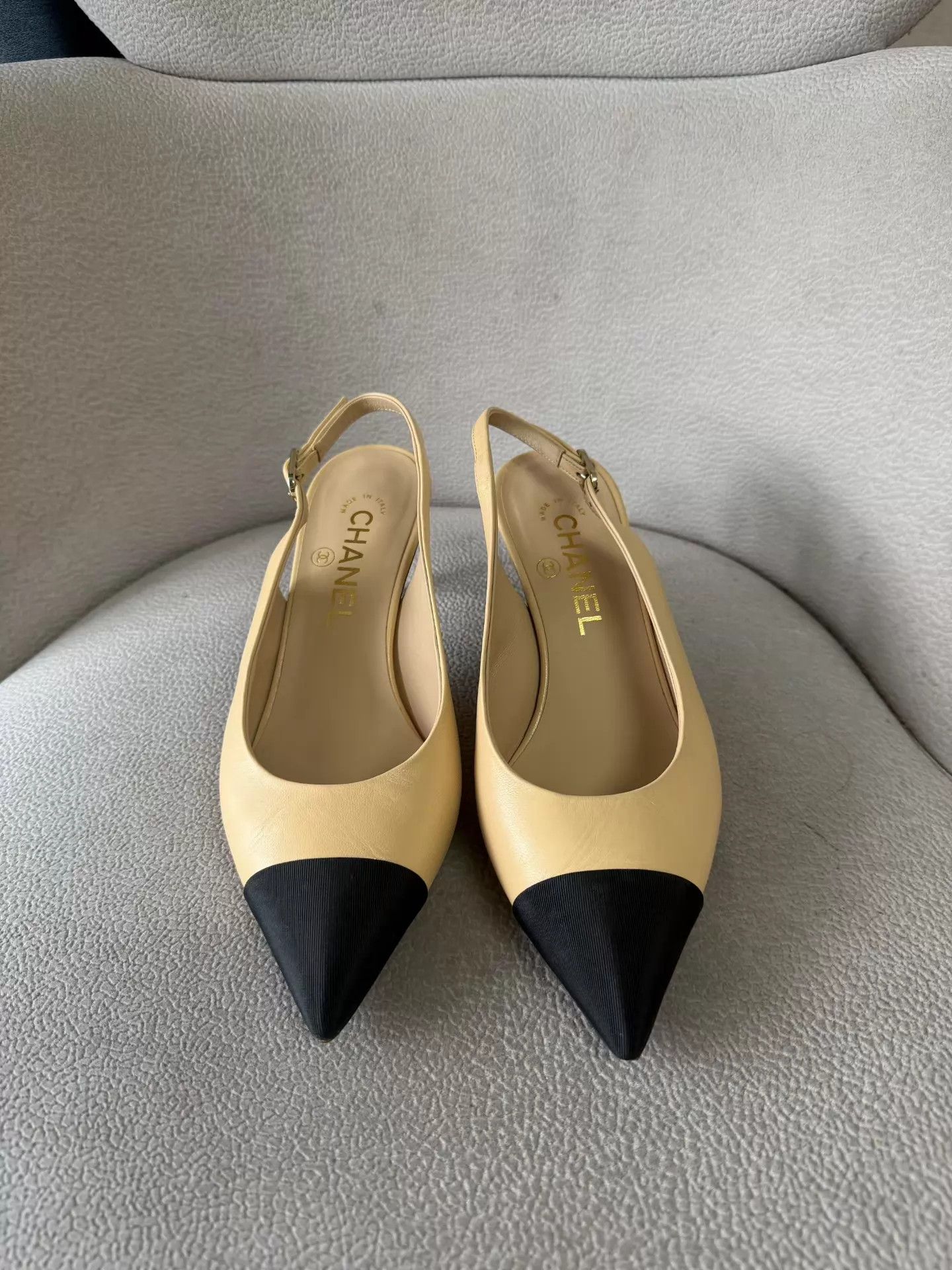 Chanel Chanel Kitten Heels Pointed Toe Beige/Black Leather 36.5 Size US 6 / IT 36 - 2 Thumbnail