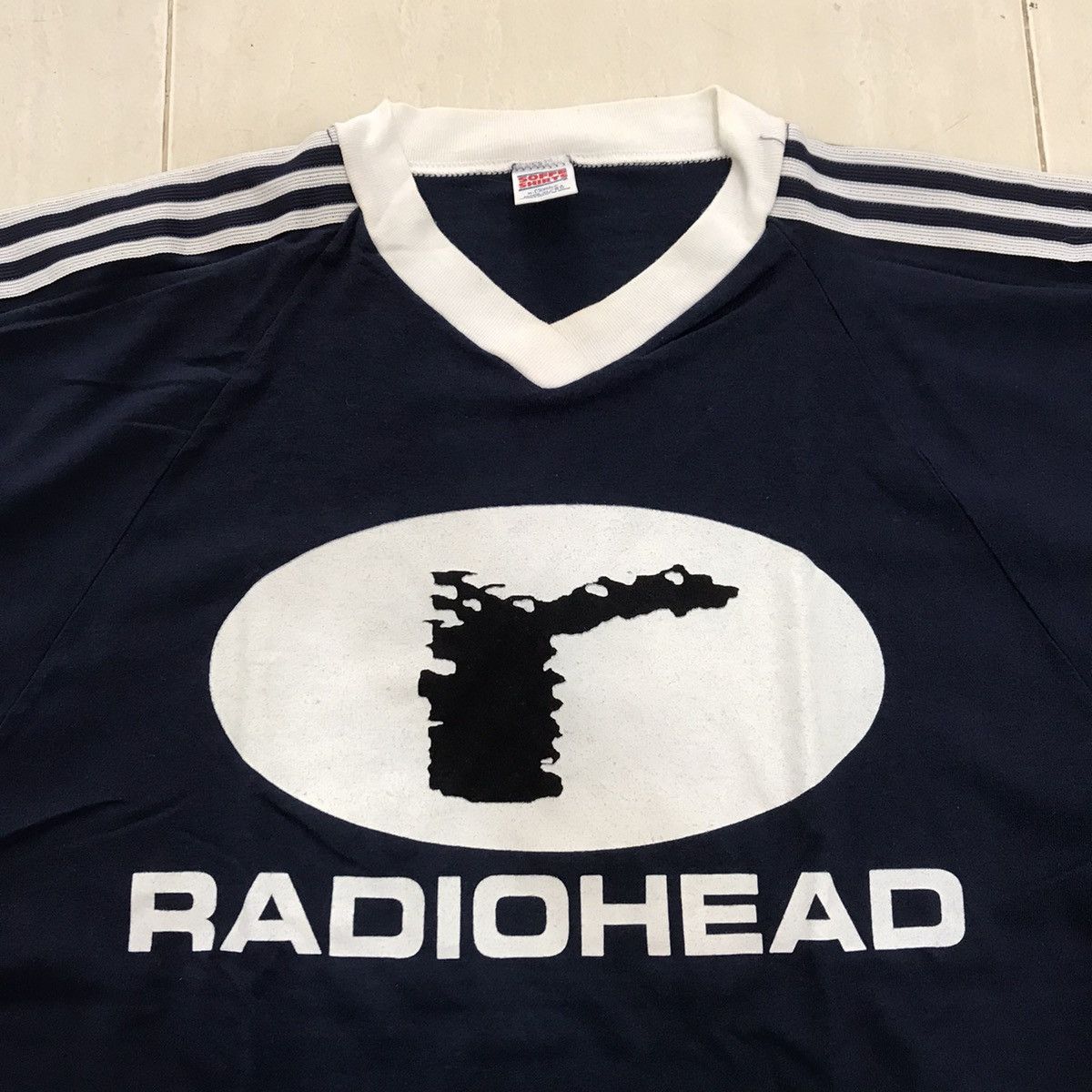 Band Tees Vintage 90s Radio Head Vneck Tees Size US XL / EU 56 / 4 - 2 Thumbnail