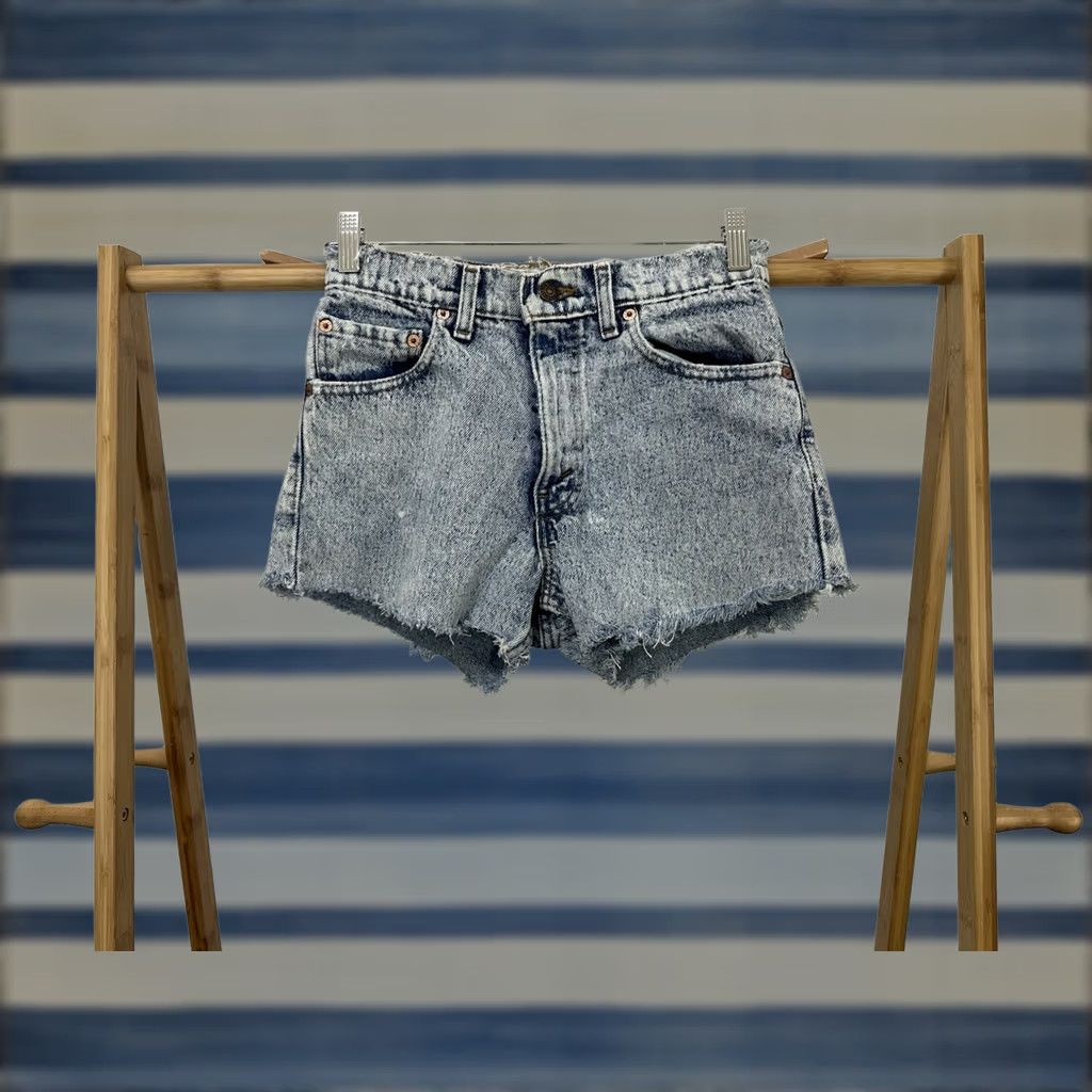 Levi's VTG Levi's 550 Women's Light Wash Booty Denim Shorts Size 28 Booty Cut-Off Distressed Blue Womens Jeans Shorts 28 Size 28" / US 6 / IT 42 - 1 Thumbnail