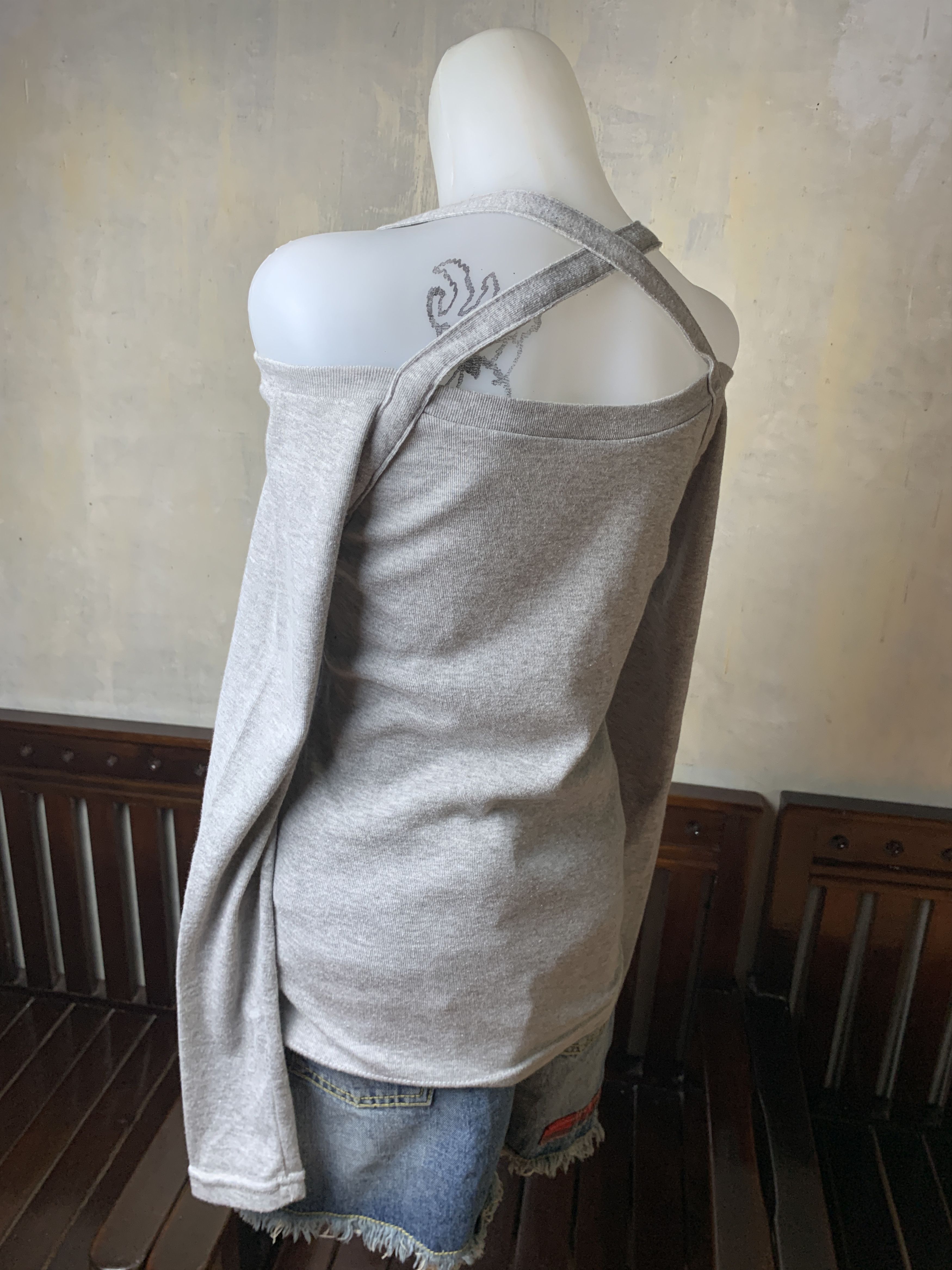 Japanese Brand Gray Girl Graphic Off-shoulders Cross Top (S) Size S / US 4 / IT 40 - 3 Thumbnail
