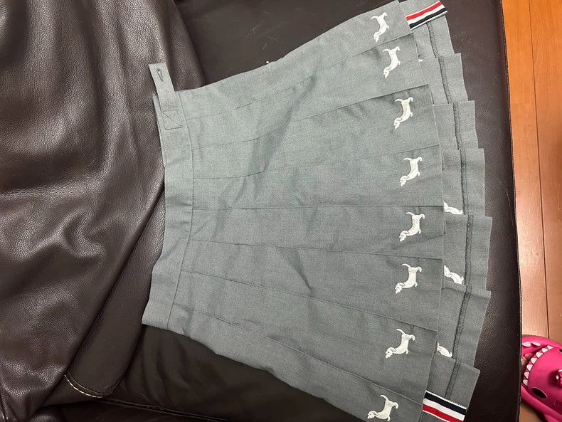 Thom Browne Thom Browne A sausage dog in a short pleated skirt Size 25" / US 0 / IT 36 - 3 Thumbnail