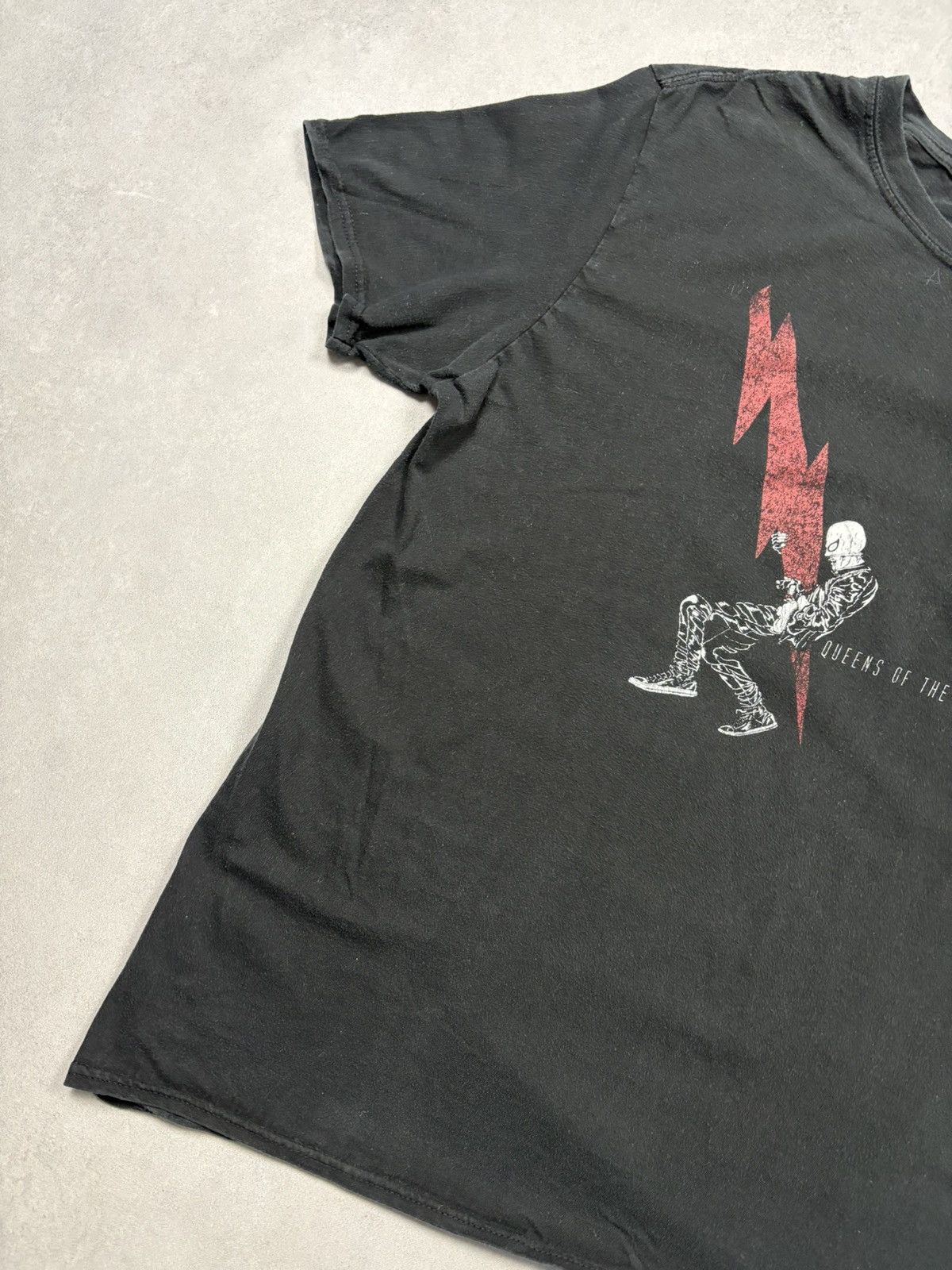 Band Tees Vintage 00s Queens Of The Stone Age T Shirt Lightning Skull Size US L / EU 52-54 / 3 - 3 Thumbnail