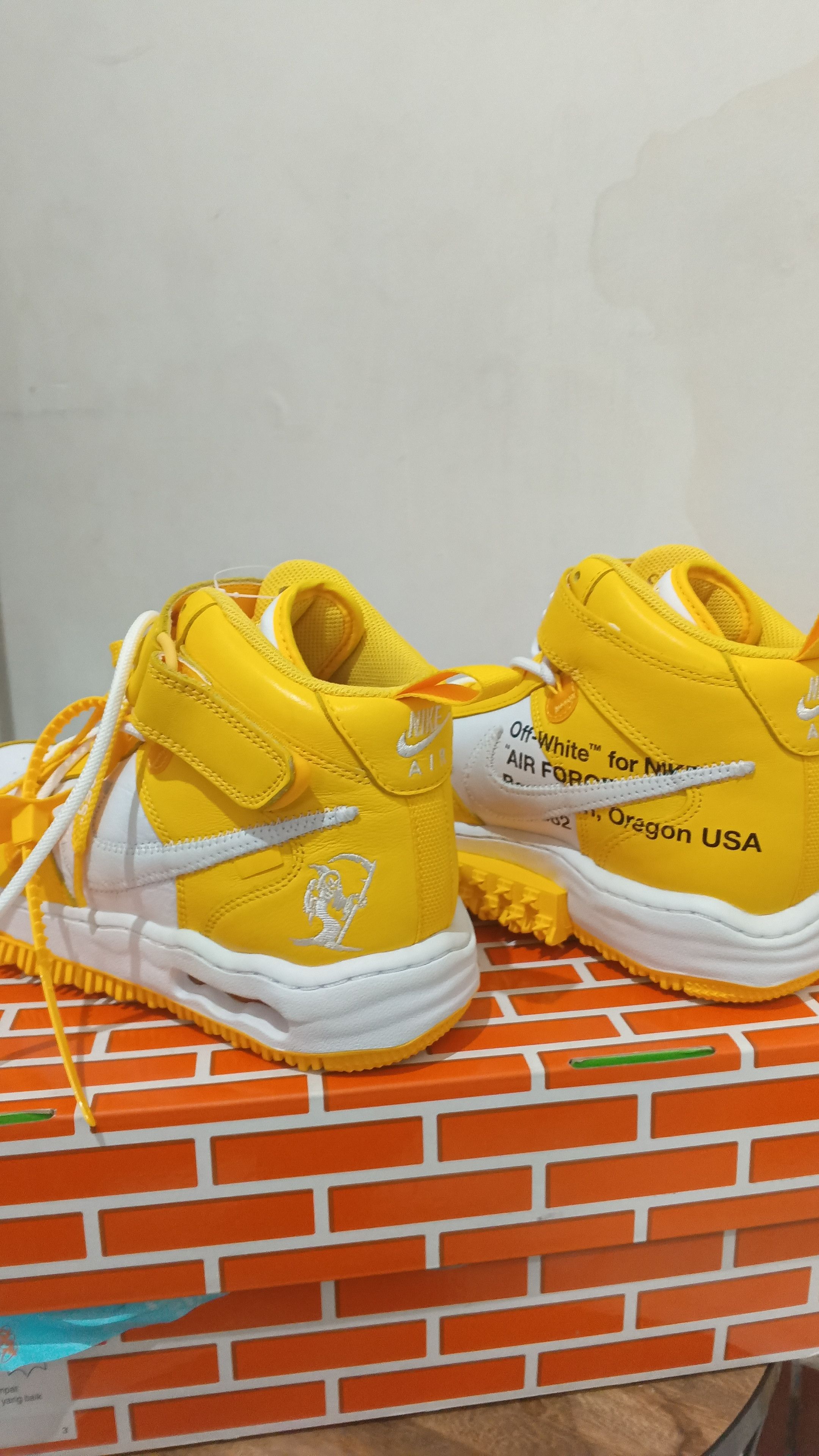 Nike × Off-White Air Force 1 Mid x Off-White™ White and Varsity Maize Size US 8 / EU 41 - 3 Thumbnail