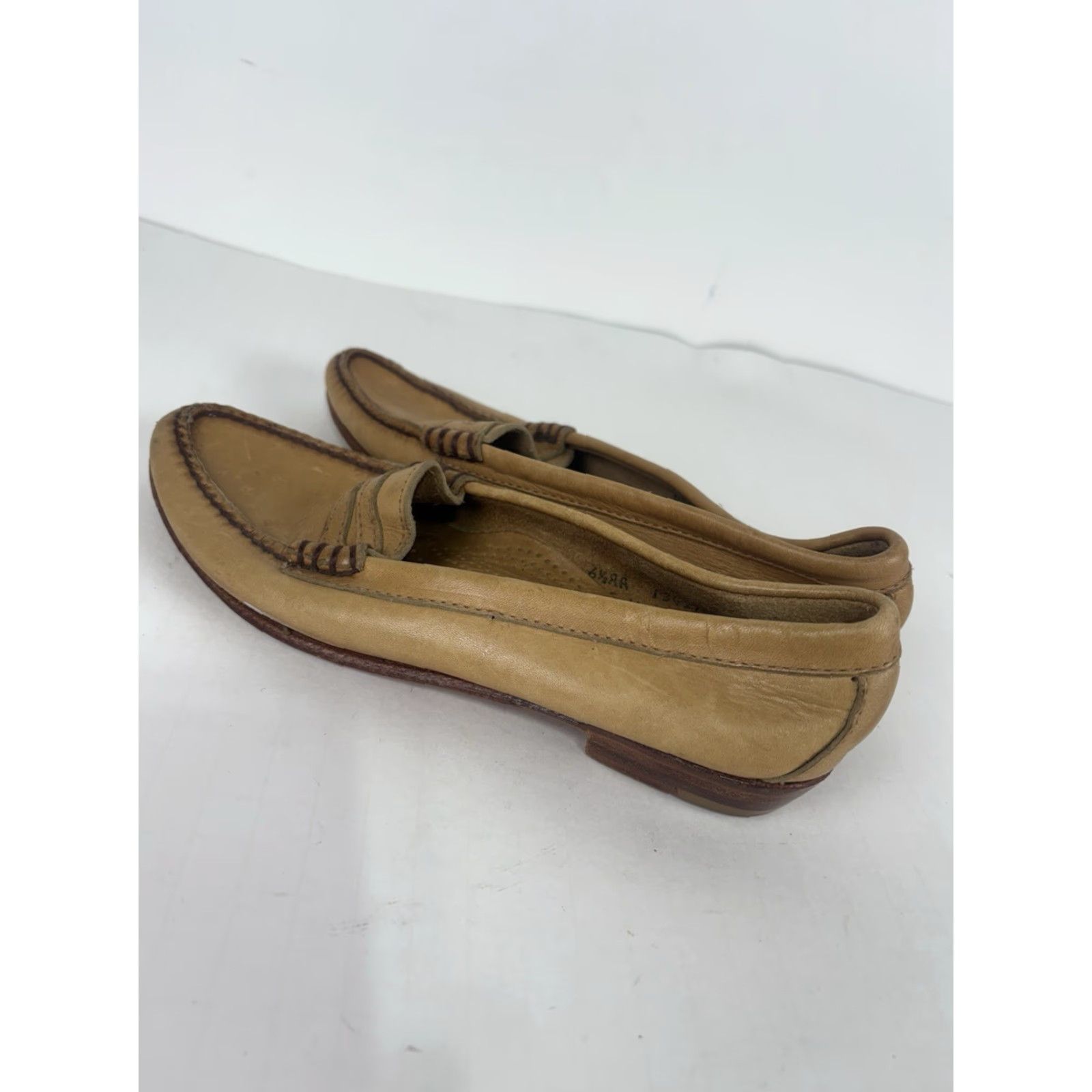 Vintage VINTAGE G.H. BASS & CO Women's Loafer Flat Penny Shoes Tan Leather AA Width Size 6.5 90s College Preppy Size US 6.5 / IT 36.5 - 2 Thumbnail