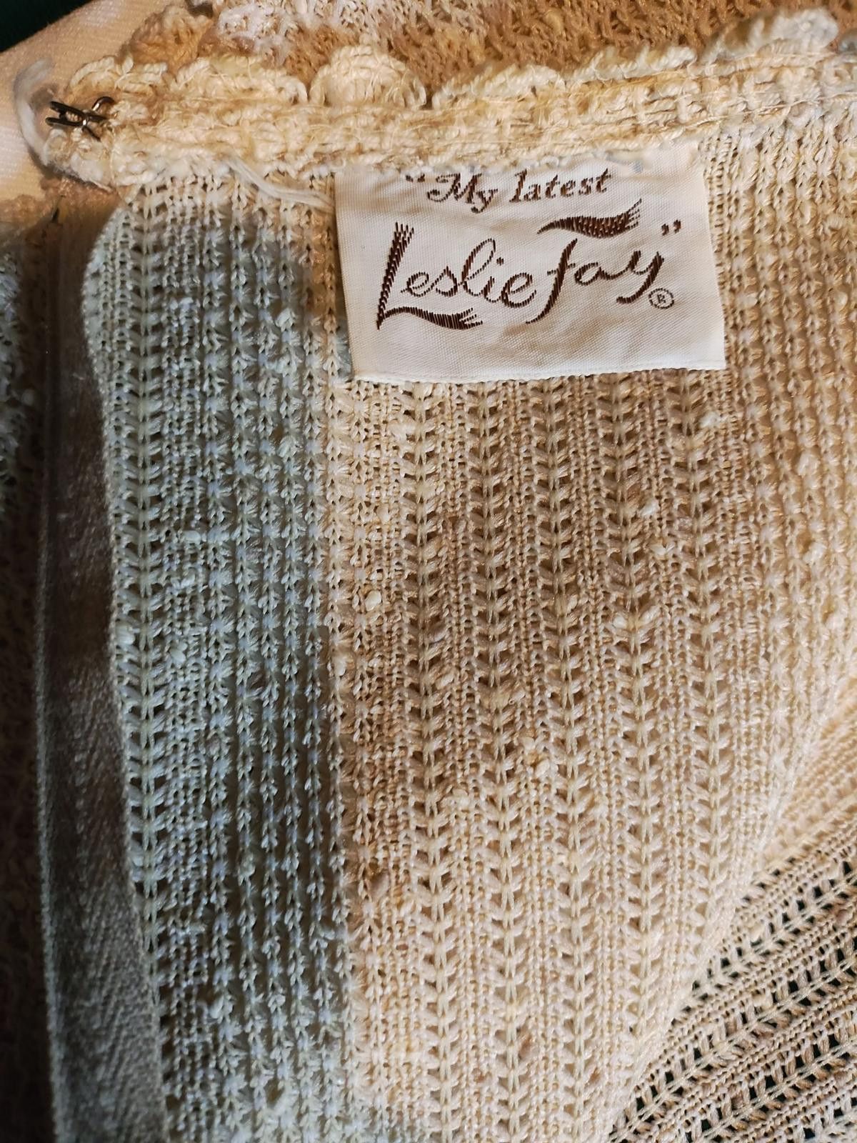 Designer Cream Textured Sleeveless Knit Top with Waist Detail Size M / US 6-8 / IT 42-44 - 6 Thumbnail