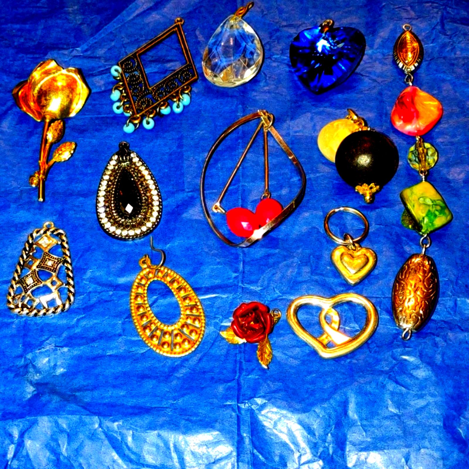 Vintage 13 beautiful vintage ladies pendants Size ONE SIZE - 1 Preview