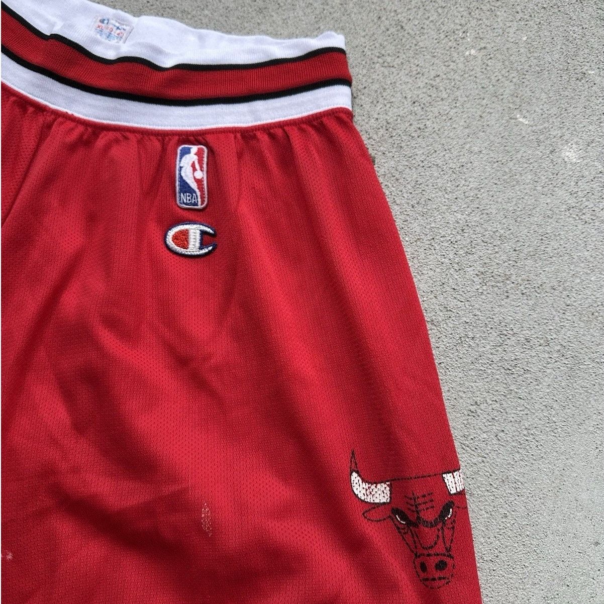 Champion × NBA × Vintage VTG Champion Chicago Bulls NBA Red Basketball Shorts Size XL Size US 34 / EU 50 - 2 Thumbnail