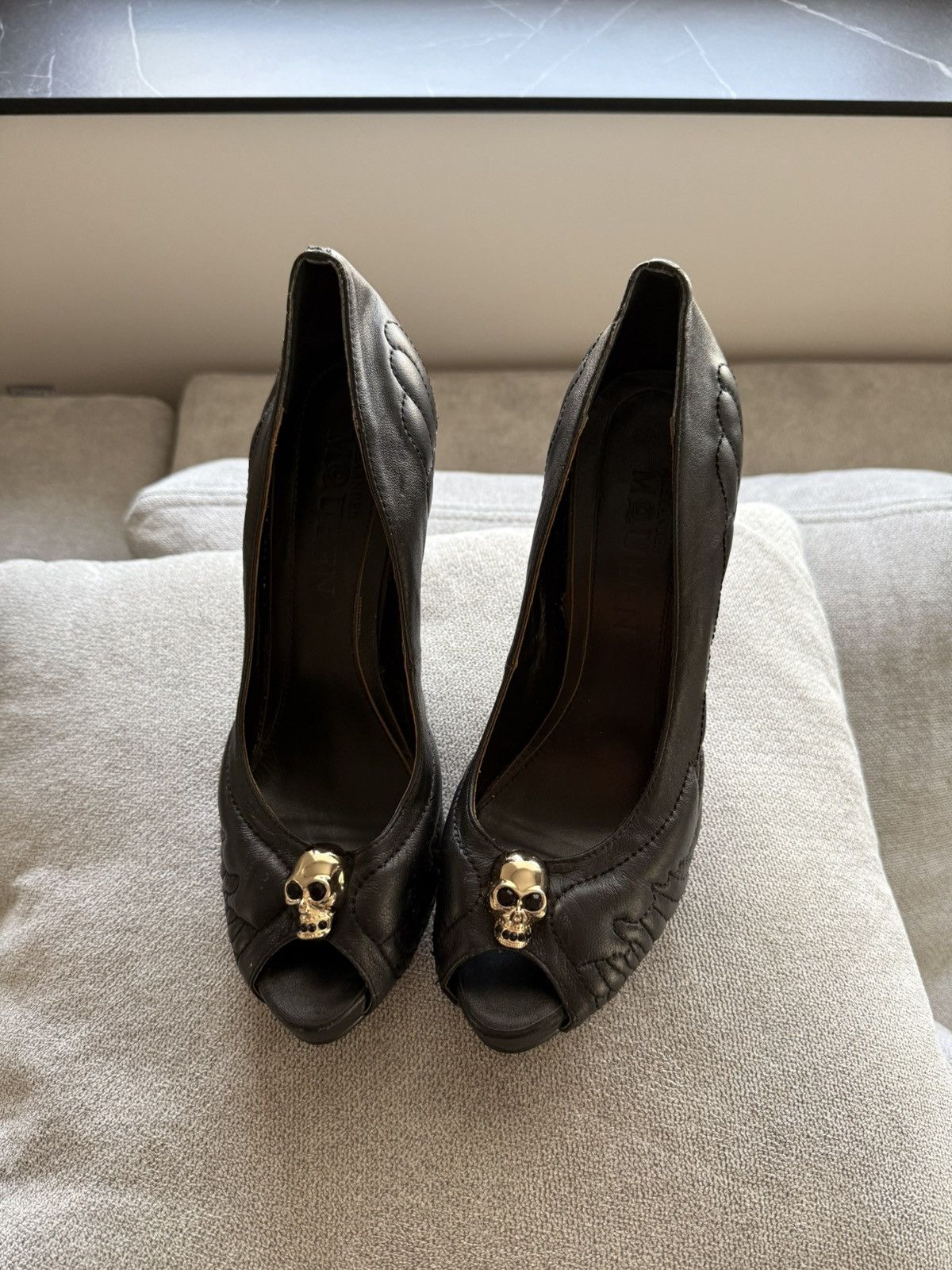 Alexander McQueen Alexander McQueen Gold Skull Black Leather Pumps Size US 10 / IT 40 - 3 Thumbnail