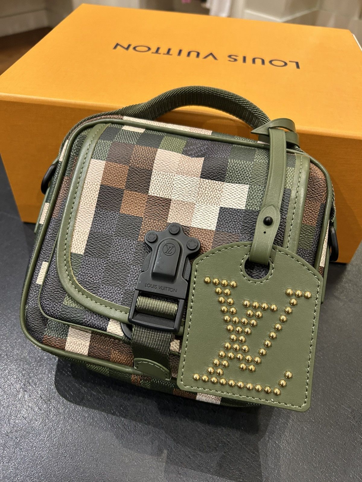 Louis Vuitton Louis Vuitton Damoflage Runaway Quest Messenger Size ONE SIZE - 2 Thumbnail