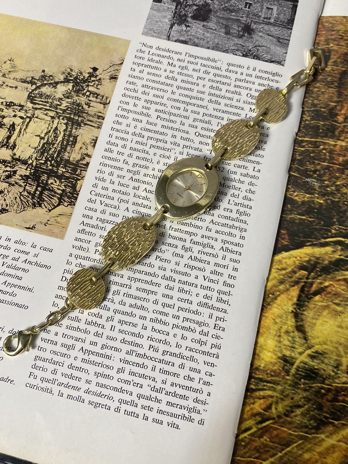 Japanese Brand Avon Vintage Women's Watch Gold Bracelet Size ONE SIZE - 1 Thumbnail