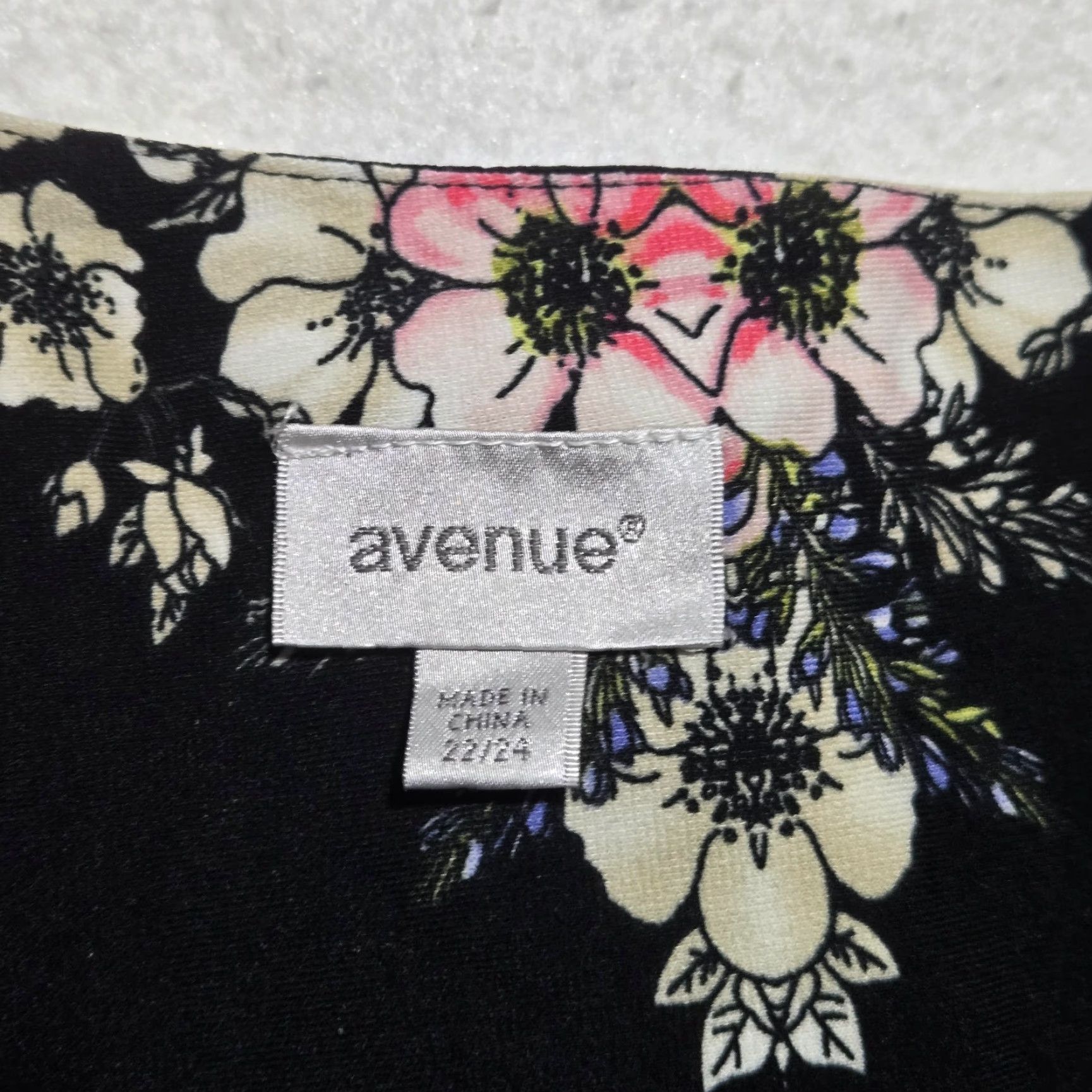 Avenue Avenue Shirt Womens 22/24 Floral Black Multicolor 3/4 Sleeve V-Neck Polyester Blouse Top Ladies Size 3XL / US 20-22 - 3 Thumbnail