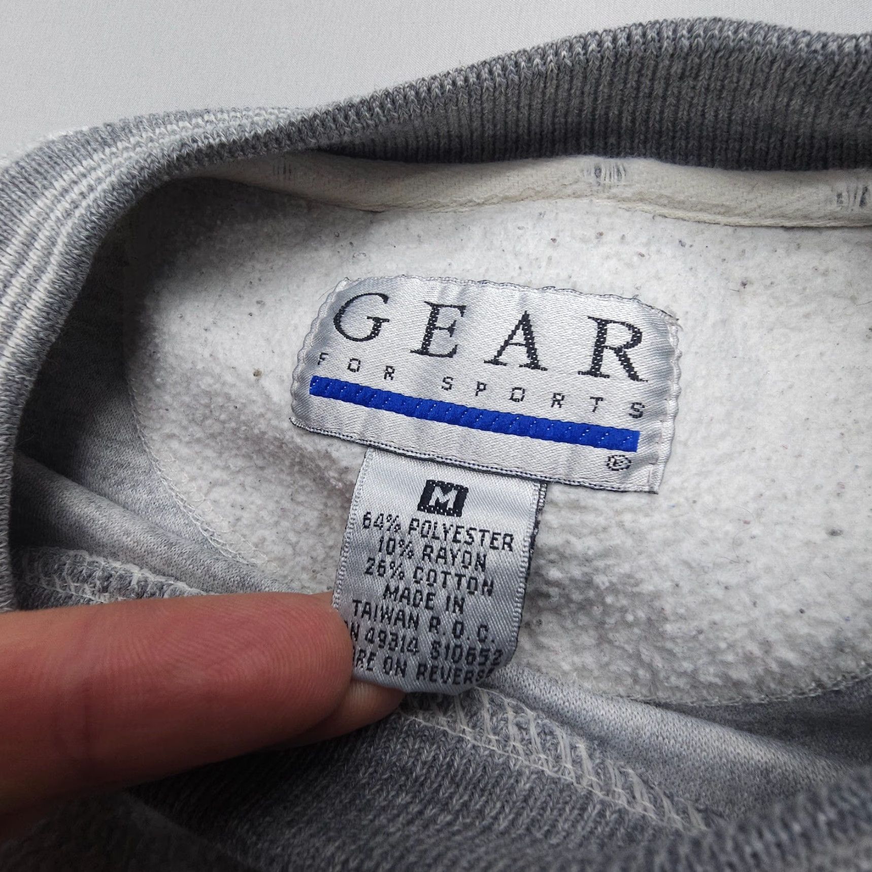 Vintage Vintage Gear For Sports La Jolla CC Sweatshirt Mens Medium 90s College Stains Size US M / EU 48-50 / 2 - 4 Thumbnail