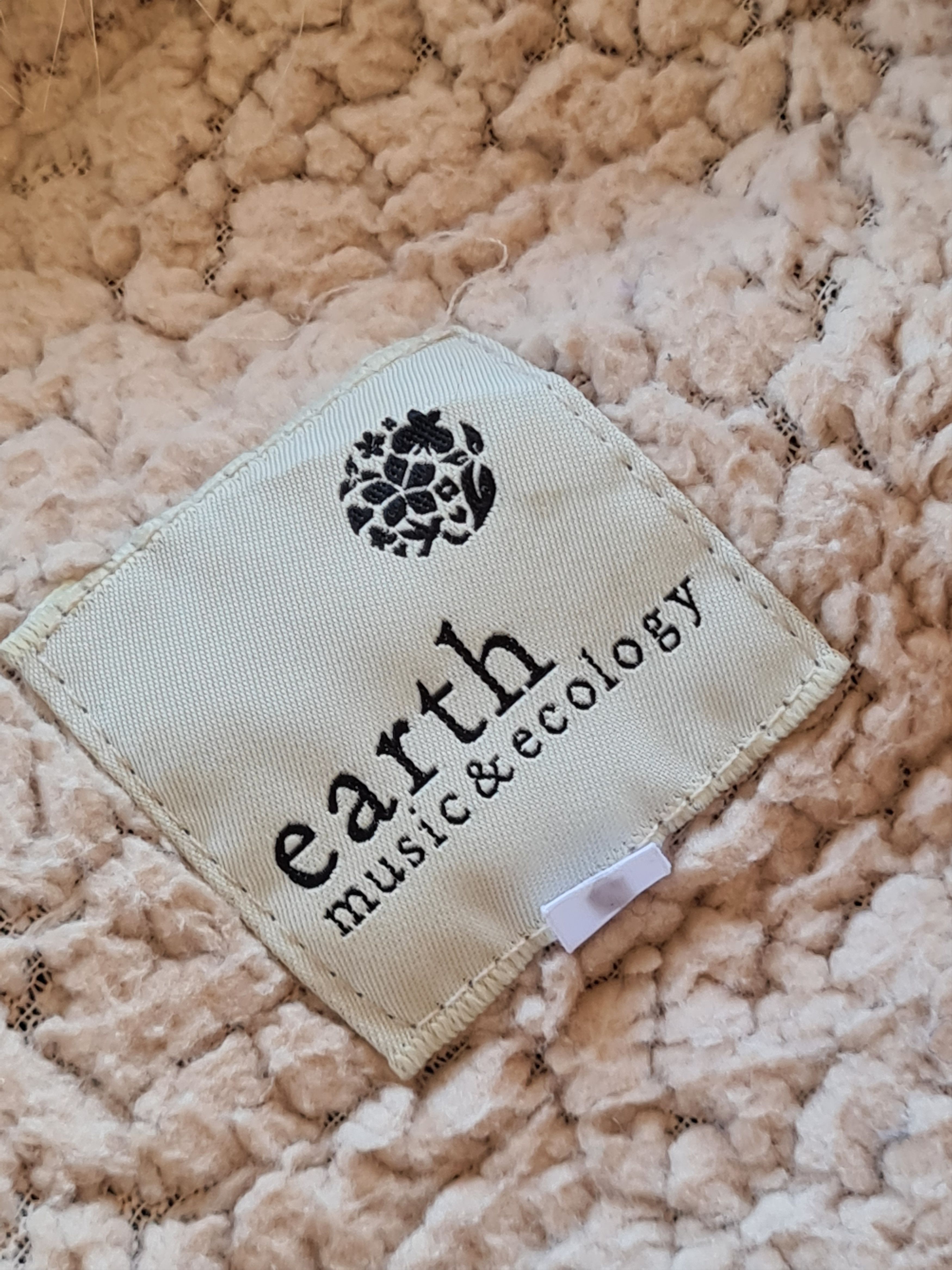 Japanese Brand × Vintage Vintage Earth Music & Ecology Fur Jacket Lgb Style Size US M / EU 48-50 / 2 - 7 Thumbnail