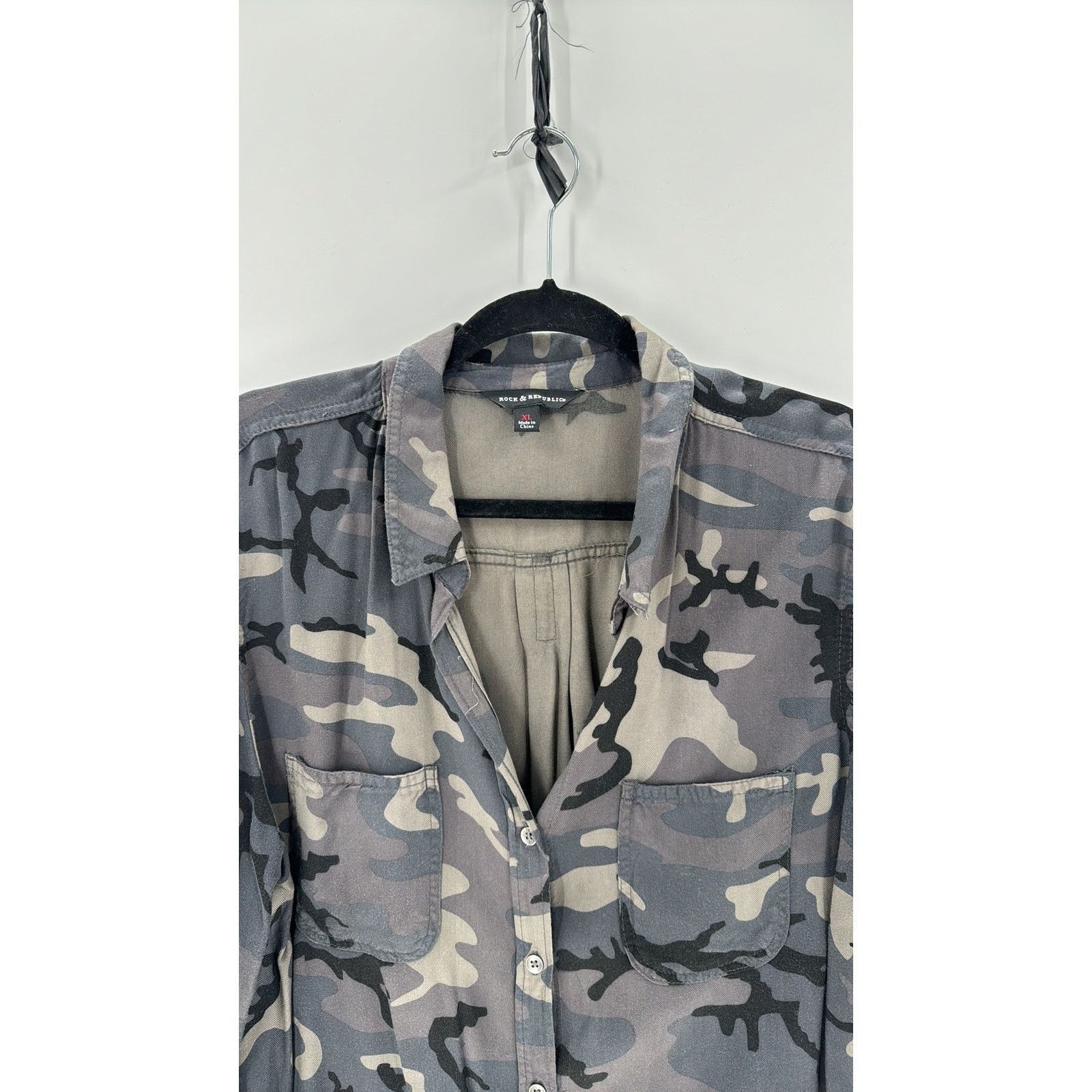 Rock & Republic Rock & Republic sz xl camo Rayon Button Up Shirt High Low Size S / US 4 / IT 40 - 4 Thumbnail