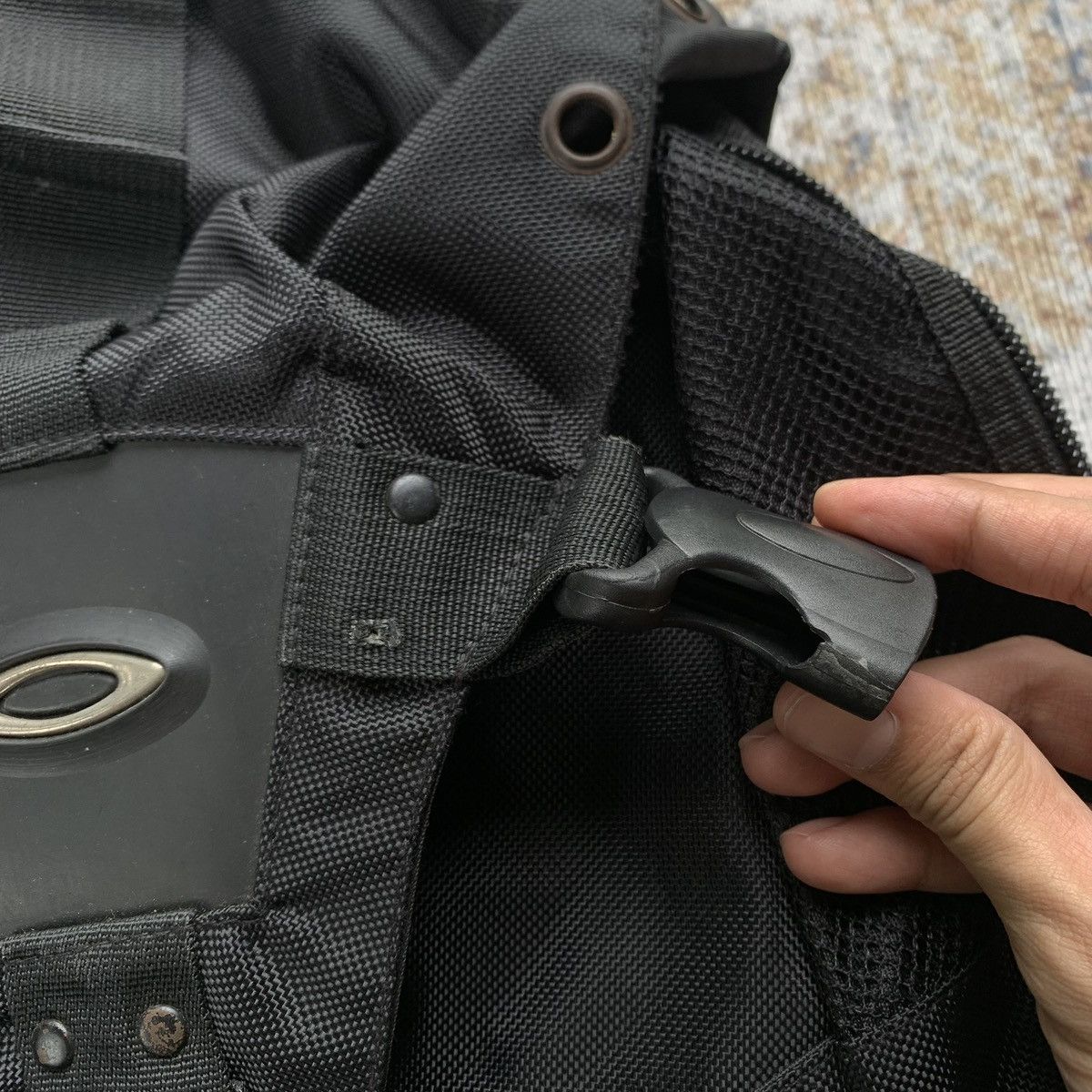 Oakley Vintage Rare Oakley Icon Backpack 1.0 Black - Y2K Bag Size ONE SIZE - 11 Thumbnail