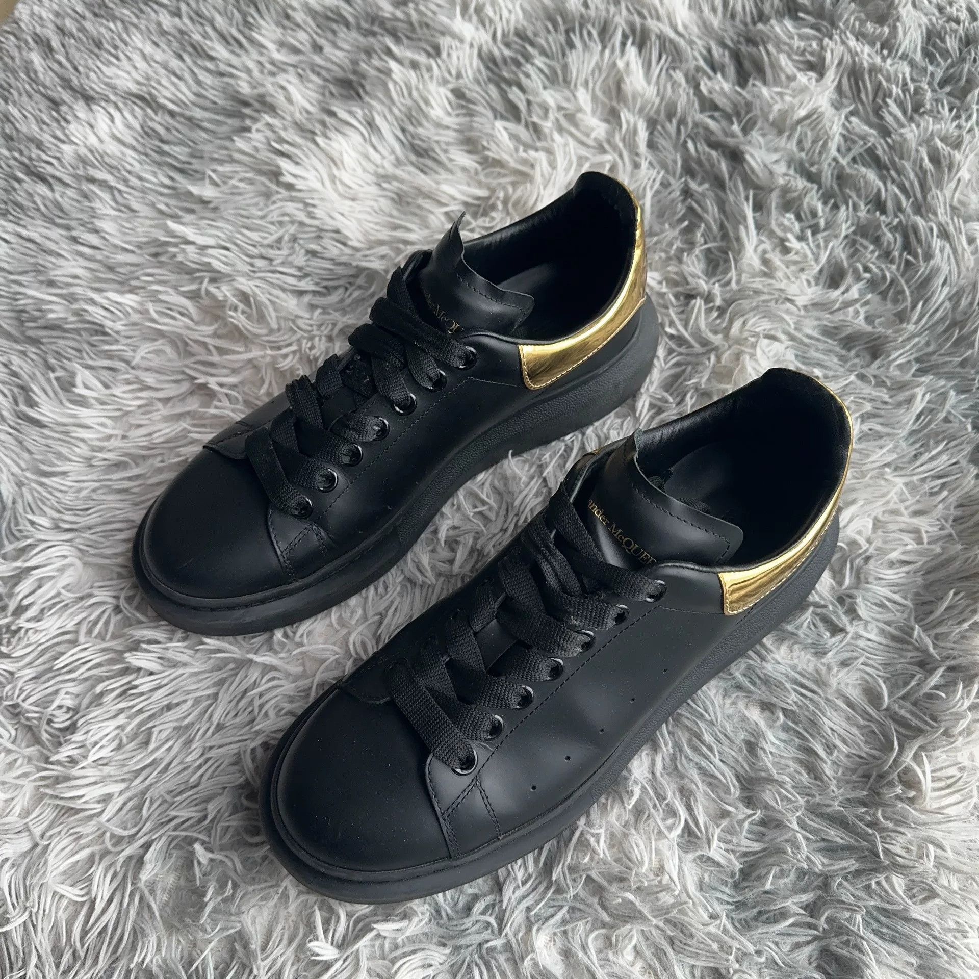 Alexander McQueen Alexander McQueen Black Lowtop Sneakers 42 Men Size US 9 / EU 42 - 1 Thumbnail