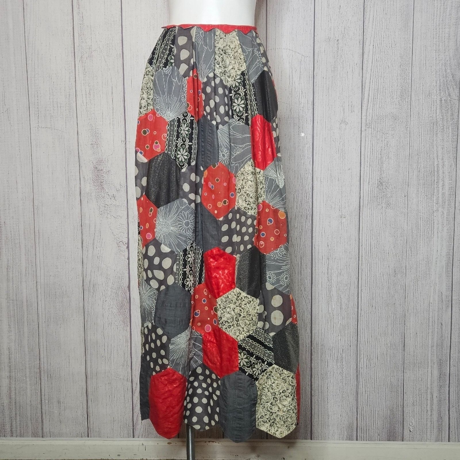 Vintage VTG Hexagon Shape Red/Gray/Silver/Black Patchwork Maxi Skirt Size 26" / US 2 / IT 38 - 2 Thumbnail