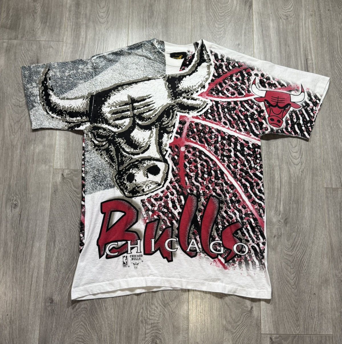 NBA Vintage 90s Chicago Bulls NBA Bulls All Over Print Tee Size US L / EU 52-54 / 3 - 1 Thumbnail
