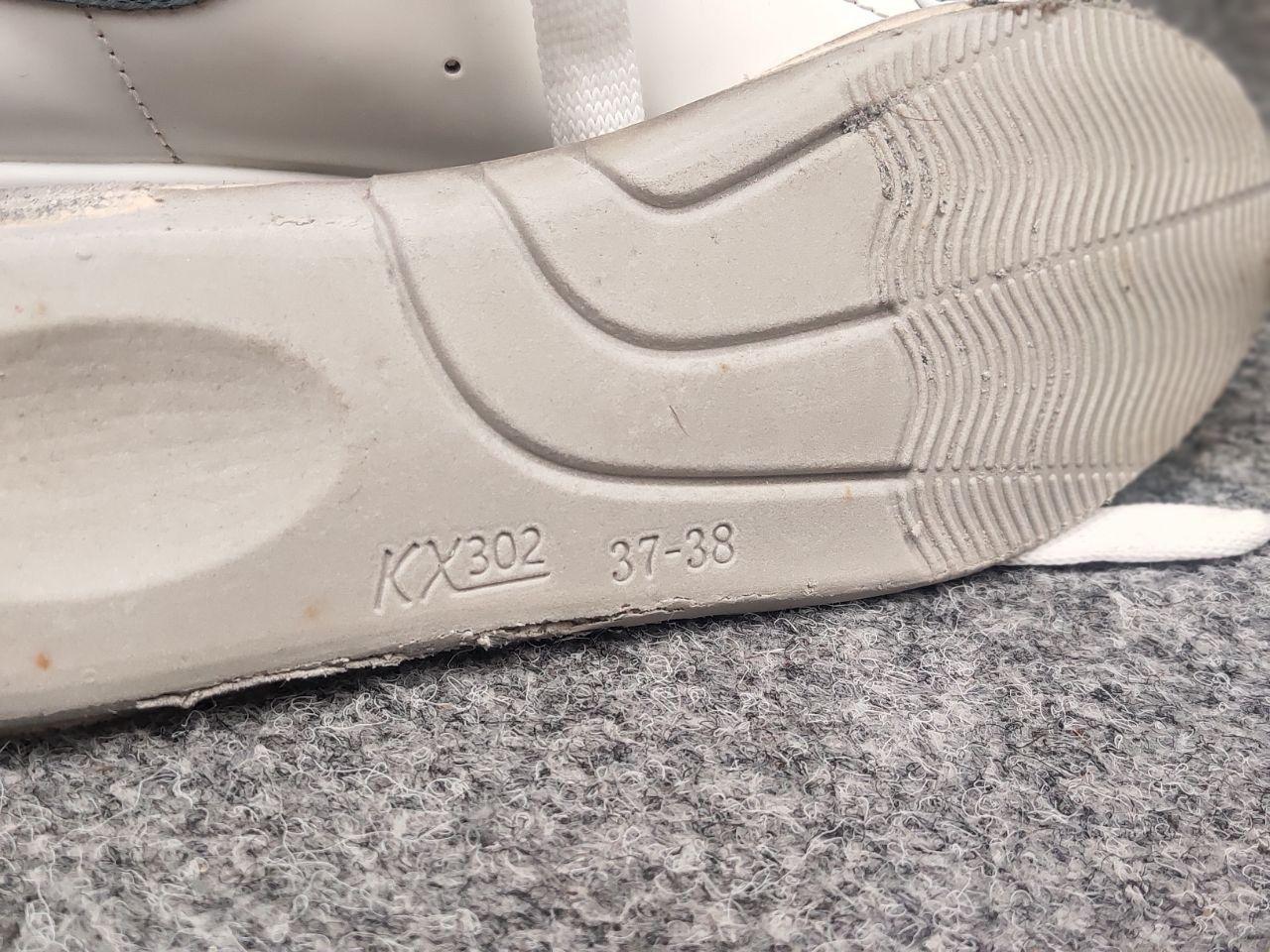 Alexander McQueen Alexander McQueen Oversized Leather Sneaker WhitePowder Blue Size US 8 / IT 38 - 20 Thumbnail