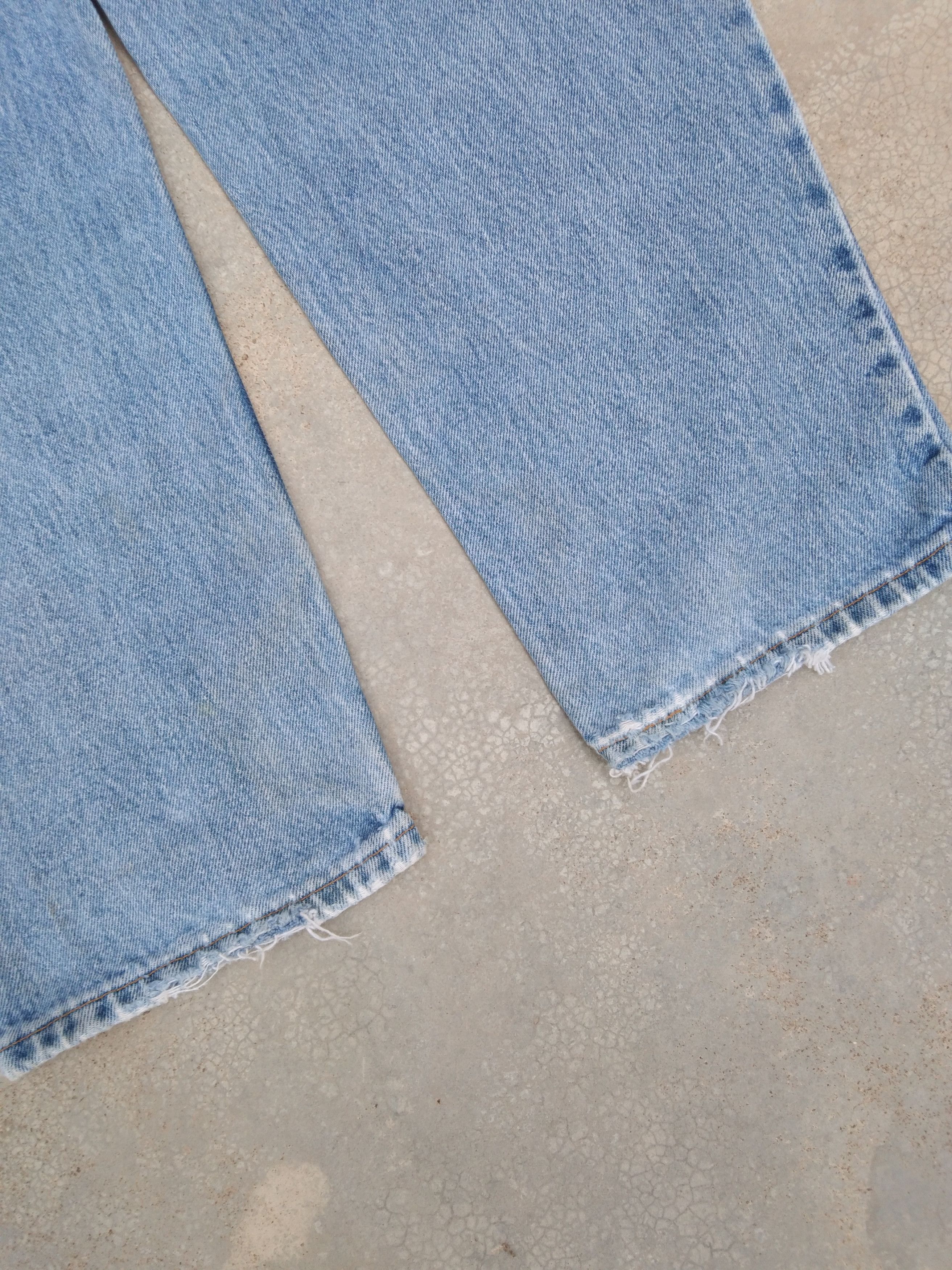 Levi's Vintage Levi's 560 Loose Tapered Leg Distressed Jeans 34x32 Size US 34 / EU 50 - 4 Thumbnail