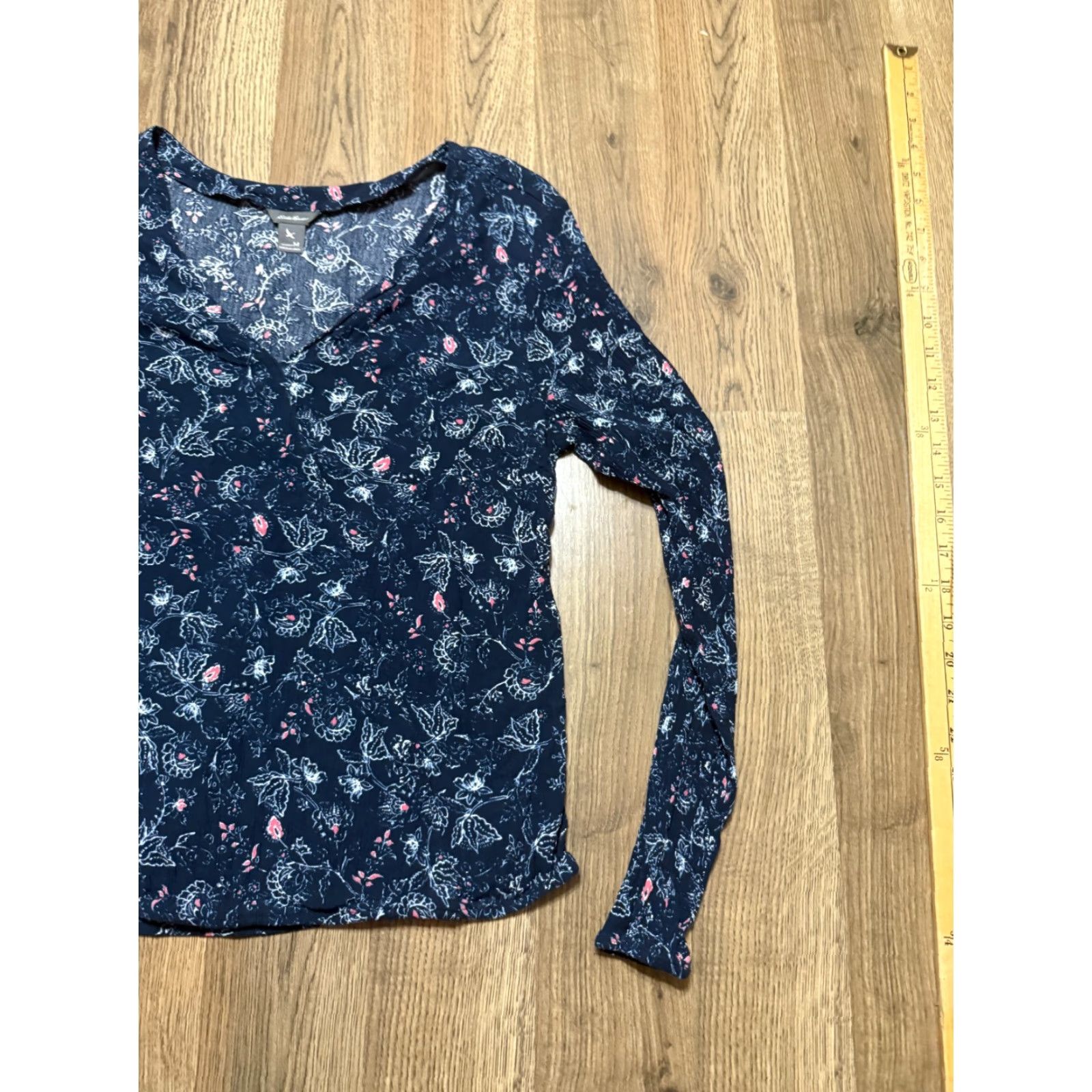 Eddie Bauer Eddie Bauer Shirt Women's Medium Blue Floral Long Sleeve V-neck Cotton Size M / US 6-8 / IT 42-44 - 4 Thumbnail
