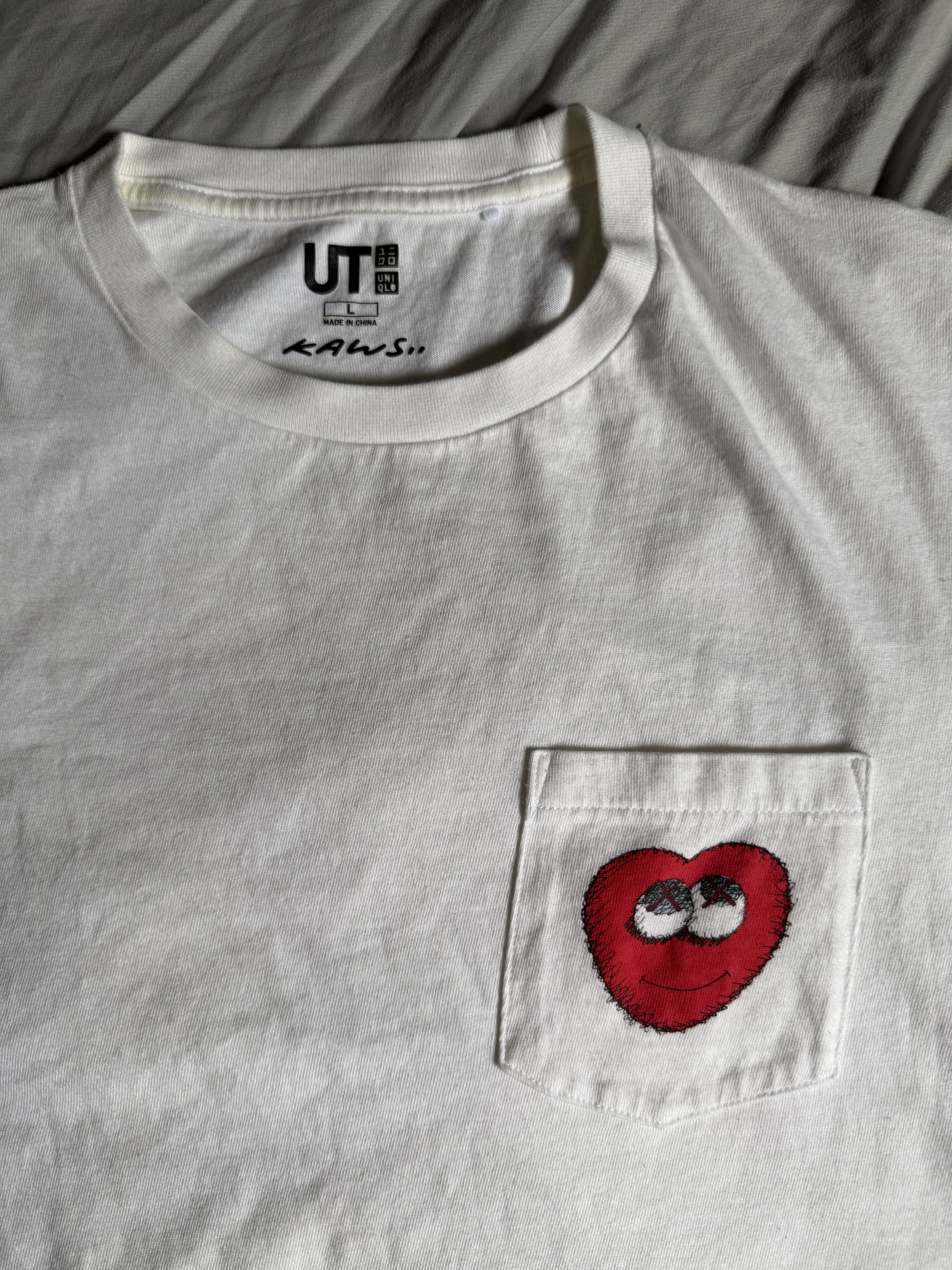 Kaws × Uniqlo Uniqlo x Kaws Heart Tee shirt large (AMERICAN MEDIUM) Size US M / EU 48-50 / 2 - 1 Thumbnail