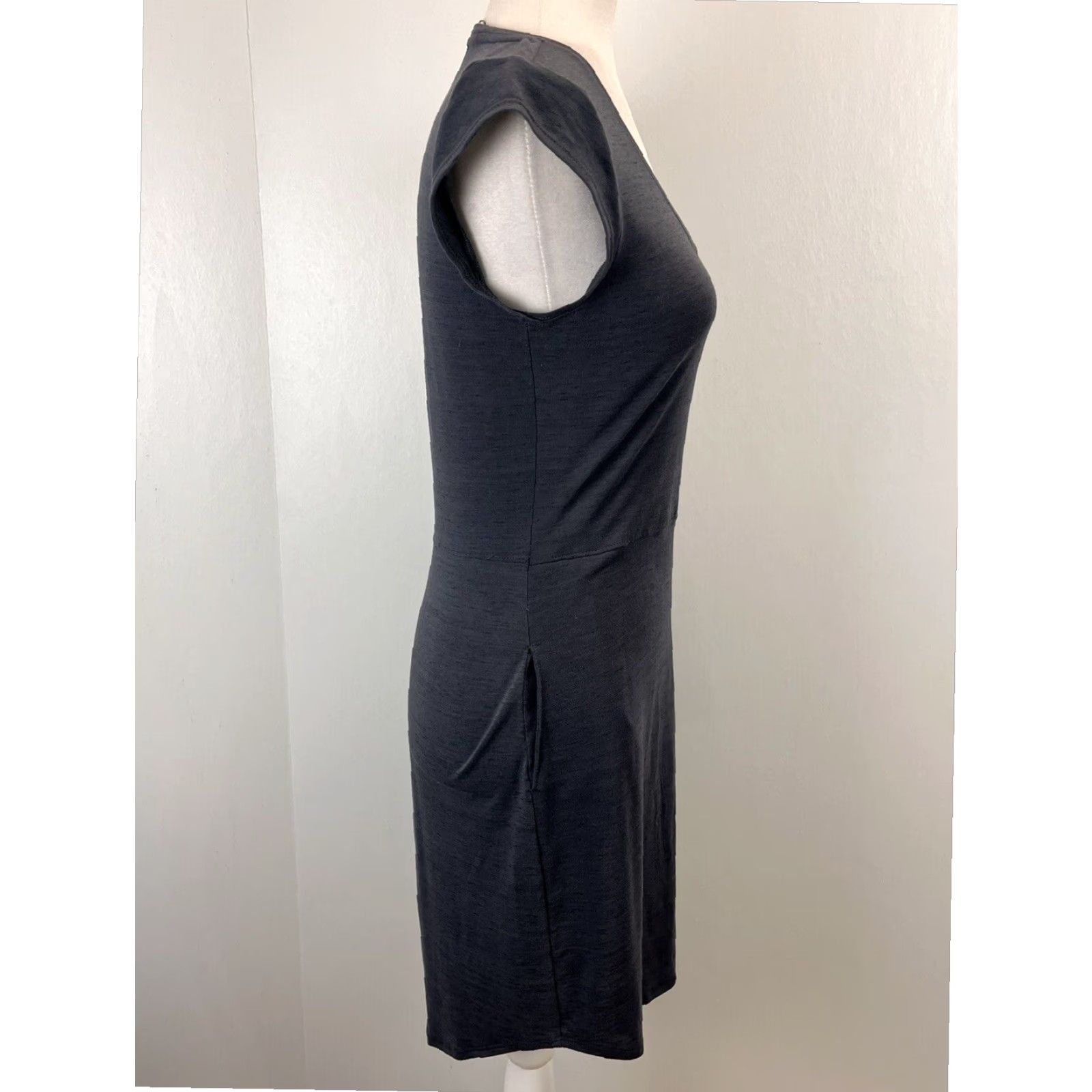 The North Face The North Face Outdoor Short Sleeve V-Neck T-Shirt Dress Womens XS Gray Size XS / US 0-2 / IT 36-38 - 4 Thumbnail