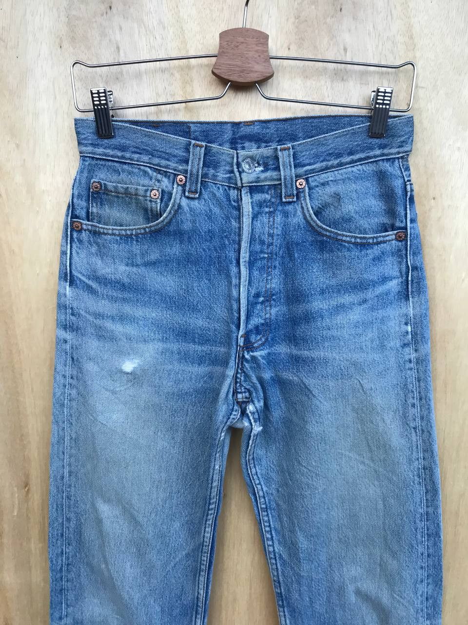 Levi's VINTAGE 1989 LEVIS 501 DISTRESSED JEAN LIGHWASH W27X30 Size US 27 - 2 Thumbnail