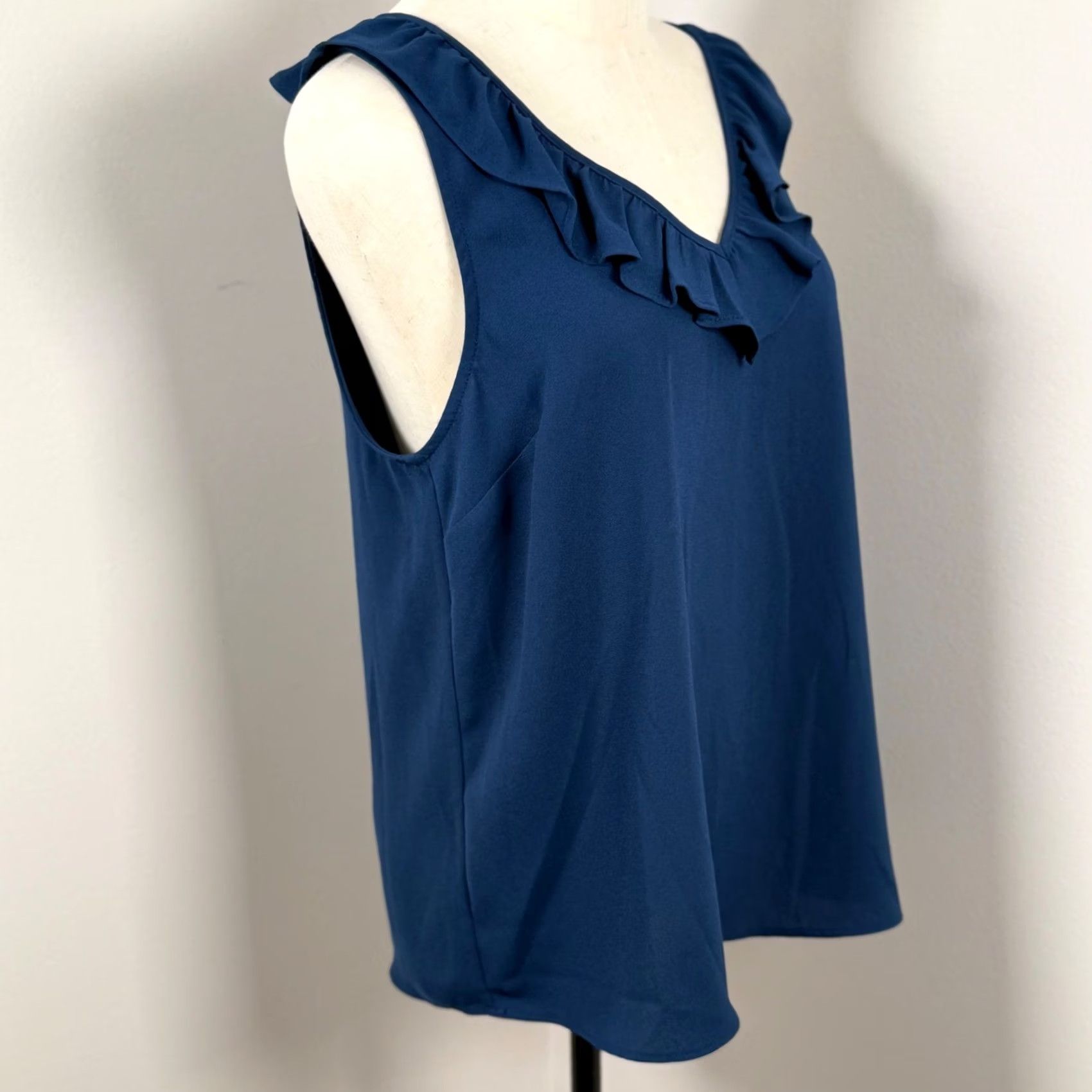 Vintage LC Lauren Conrad Womens M Sleeveless V-Neck Top Blue Coquette NWT Ruffle Blouse Submarine Navy Chiffon-Style, Office, Casual, Workwear Size M / US 6-8 / IT 42-44 - 4 Thumbnail