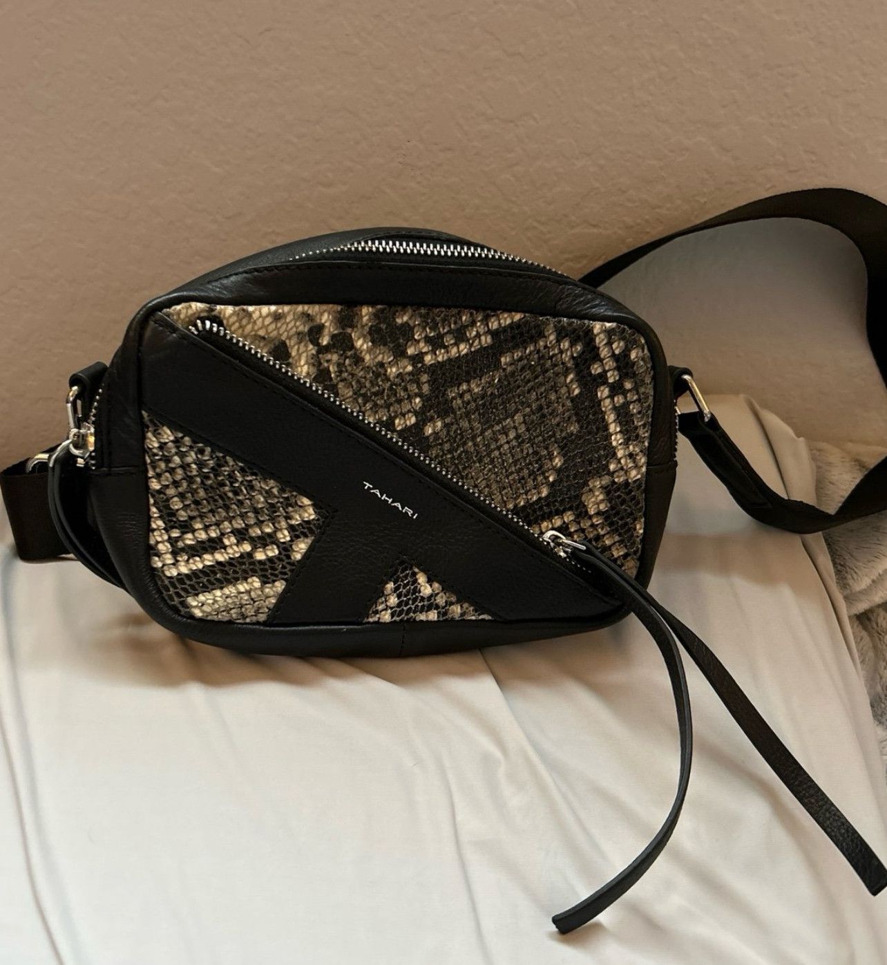 Elie Tahari Tahari Snakeskin Crossbody Purse - New without pricetag Size ONE SIZE - 1 Thumbnail