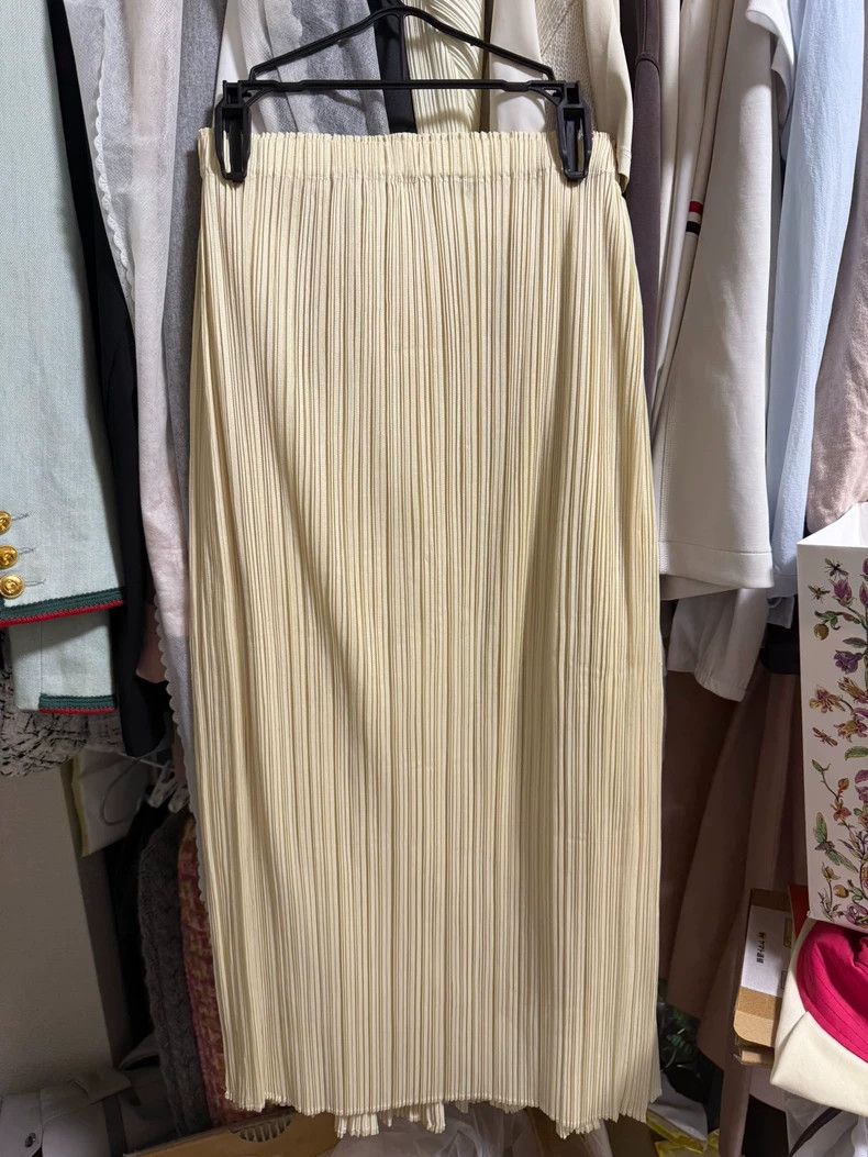 Issey Miyake issey miyake size:4 A light yellow pleated skirt Size 42" / US 20 - 1 Thumbnail