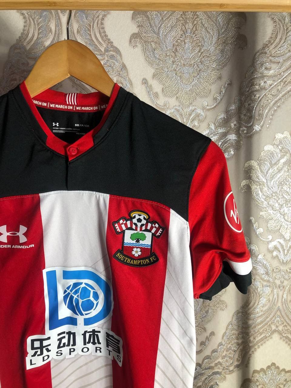 Under Armour VINTAGE UNDER ARMOUR FC SOUTHAMPTON ENGLAND SOCCER JERSEY Size US S / EU 44-46 / 1 - 2 Thumbnail